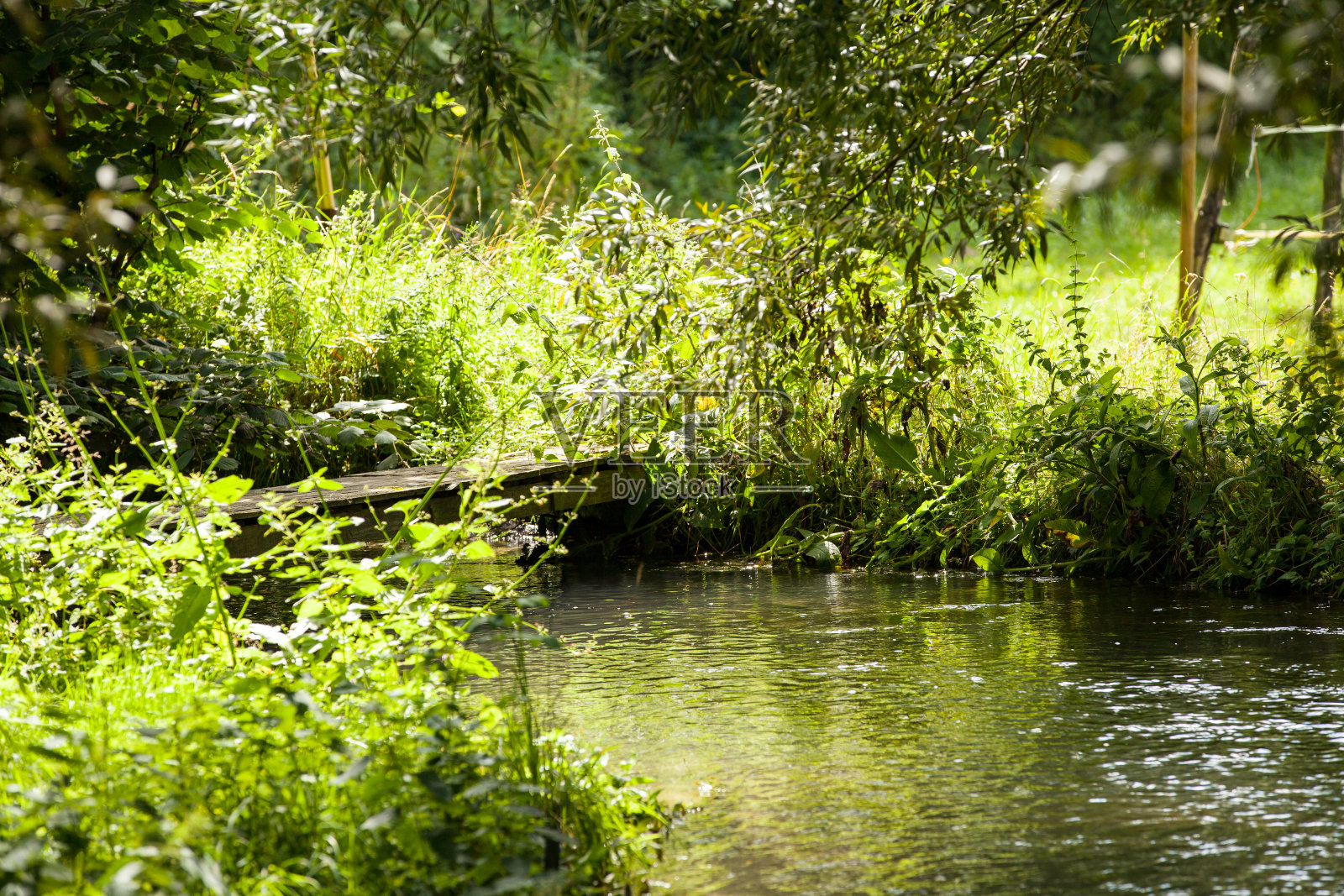 漂亮的小桥横跨湍急的小溪照片摄影图片