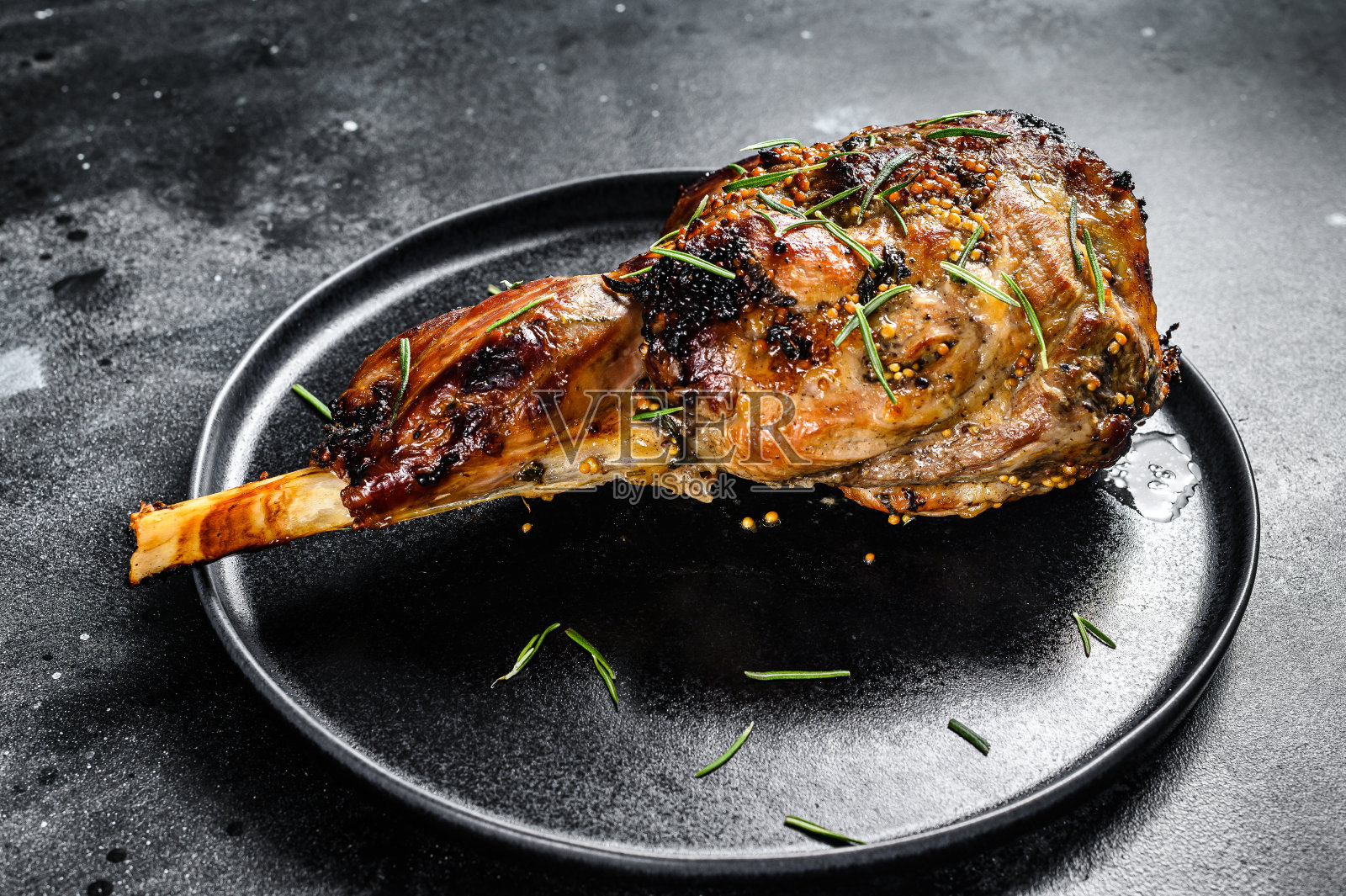 烤羊肉腿。黑暗的背景。俯视图照片摄影图片