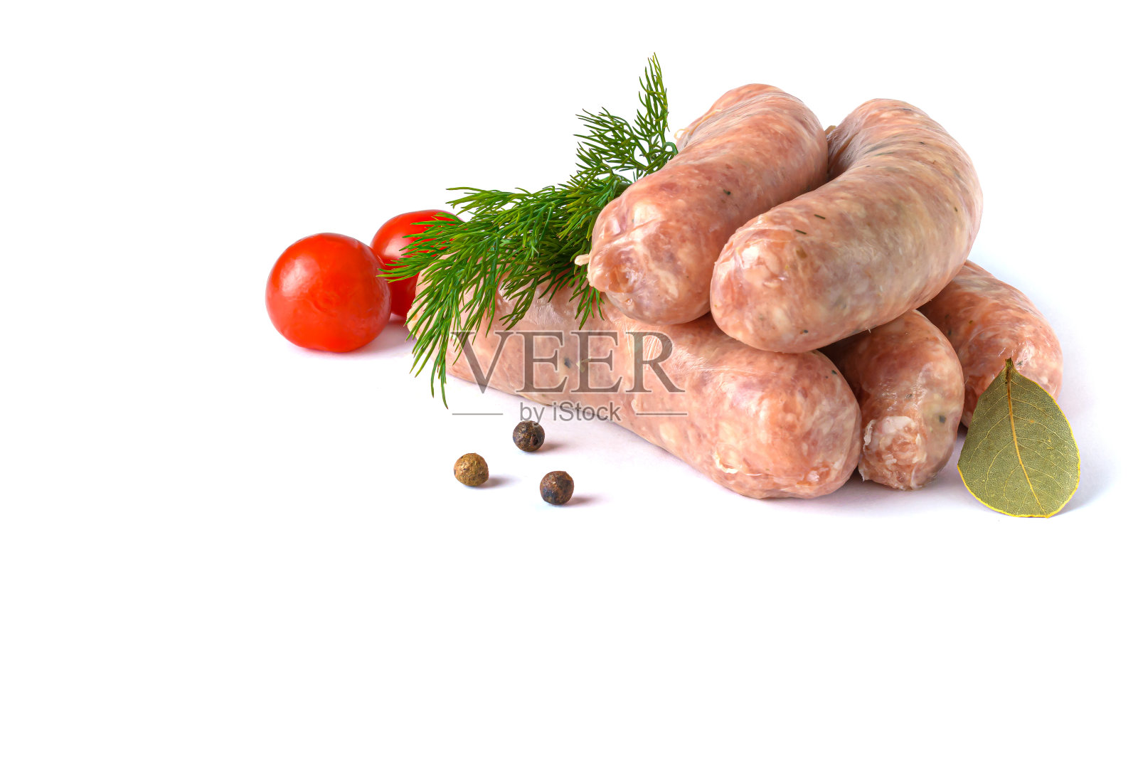 生猪肉香肠。烤香肠，香料特写，孤立在白色背景上。有选择性的重点。照片摄影图片