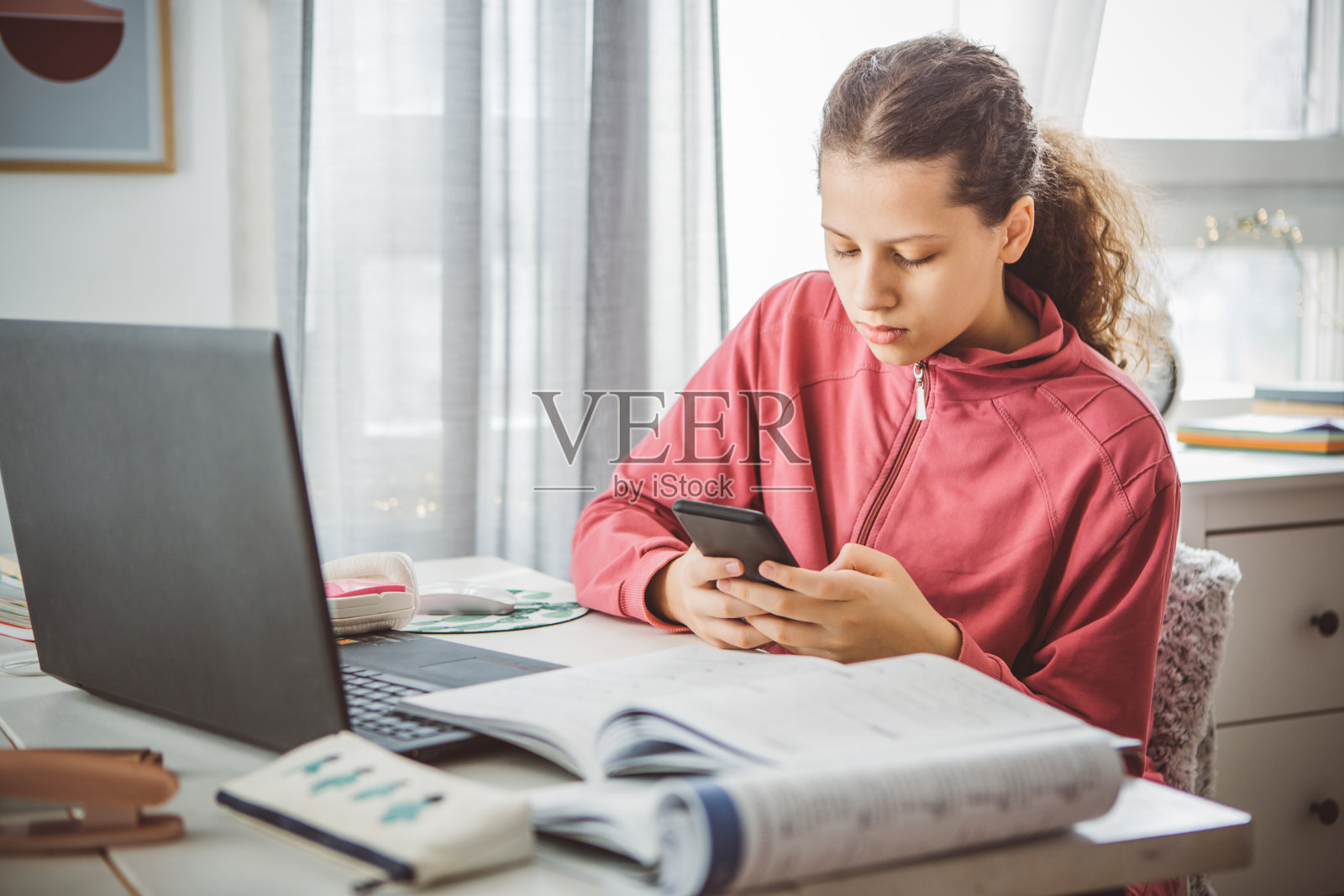 检疫期间在家教育照片摄影图片