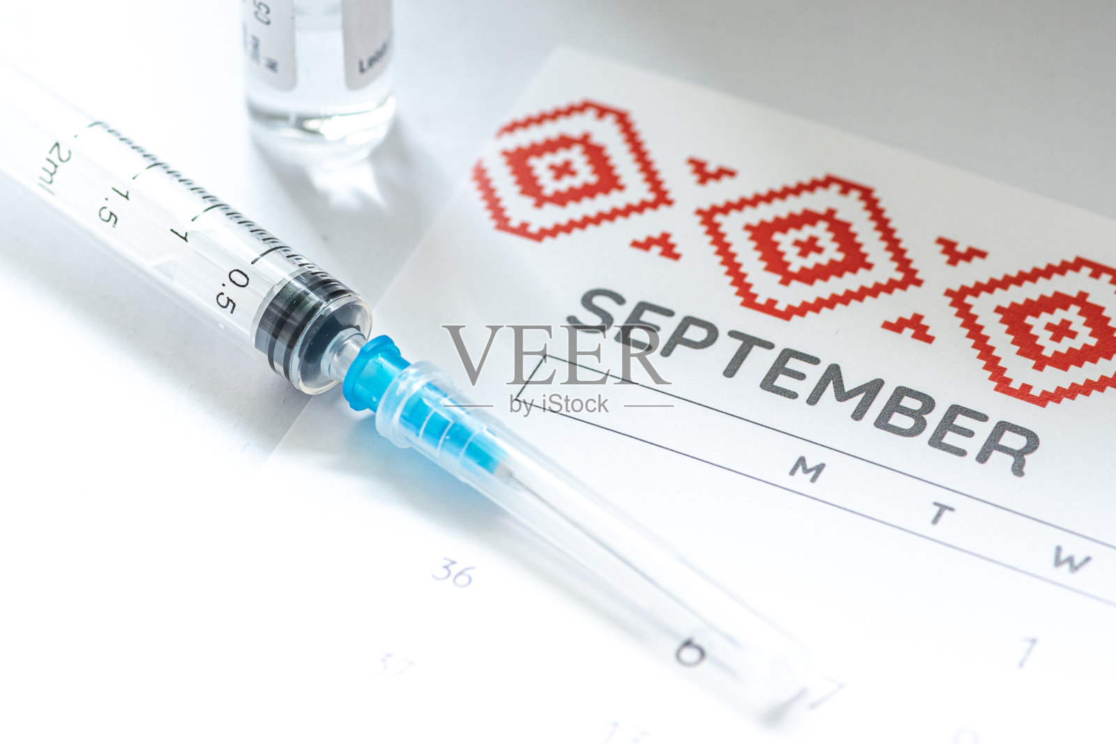注射器，小瓶和带有九月的日历照片摄影图片
