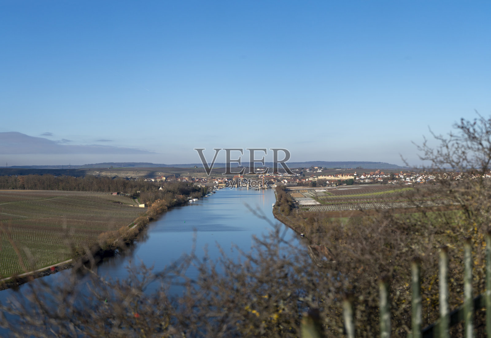在河边的葡萄园里徒步旅行照片摄影图片