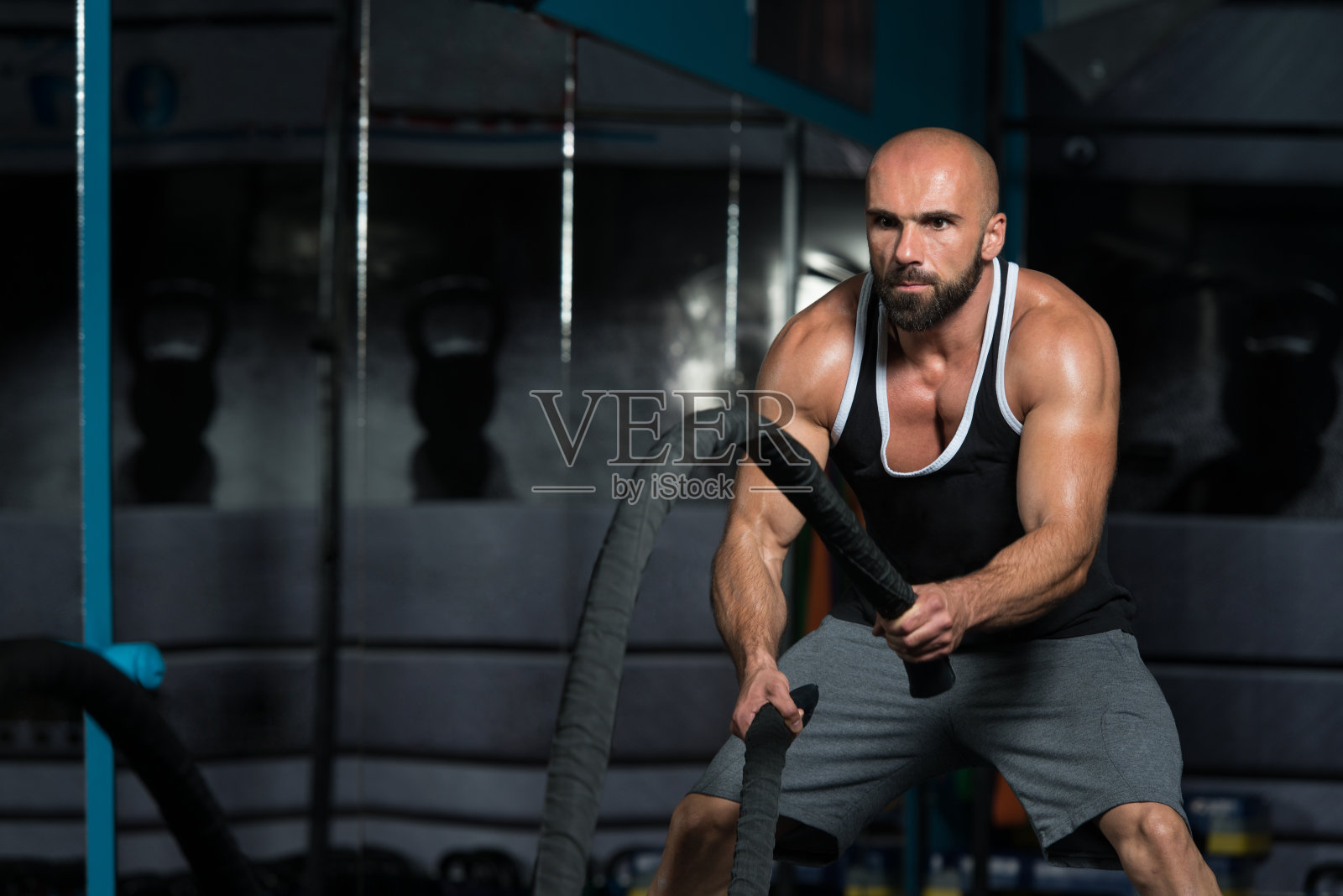 与绳子搏斗的年轻人在健身房锻炼锻炼照片摄影图片