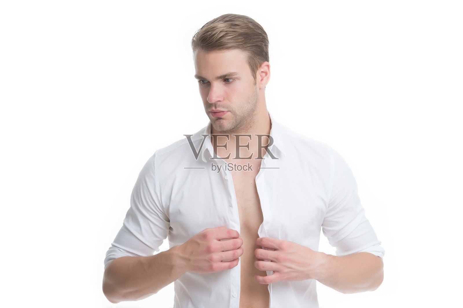 当工作结束时。热的季节。现代时尚。有魅力的男人脱衬衫。对他的呼吁充满信心。留胡子的人休闲风格。英俊男子时尚模特。性感大男子主义的购物服装照片摄影图片