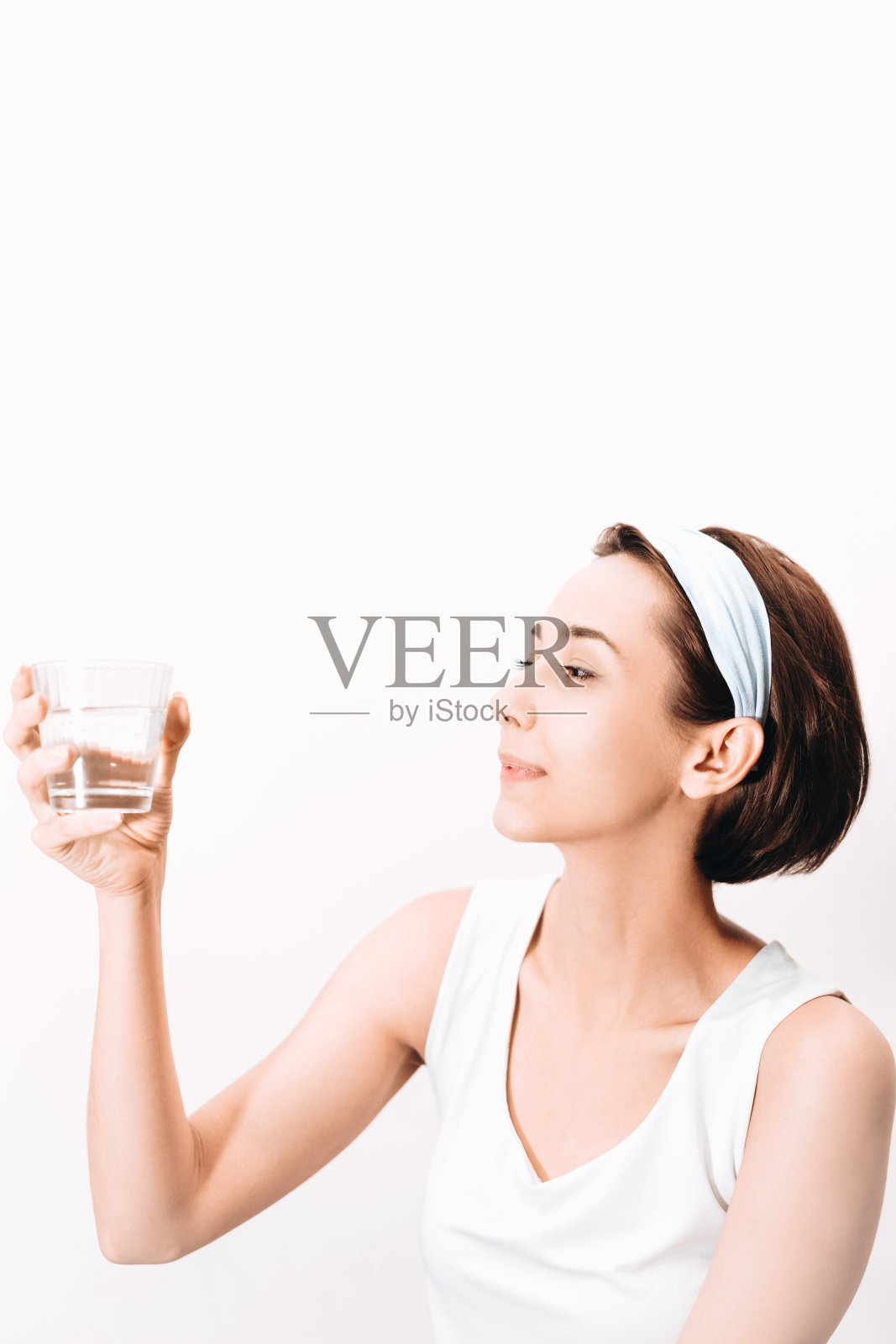 手里拿着一杯水的女人照片摄影图片