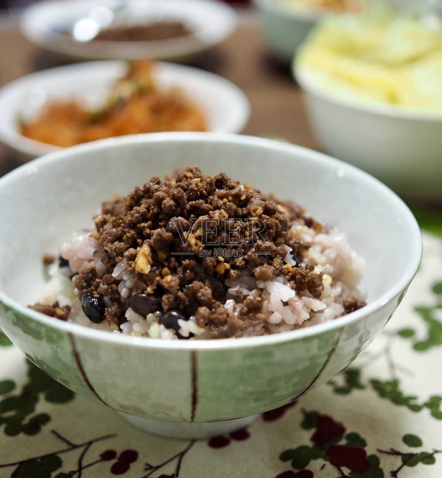 韩式炒牛肉饭照片摄影图片