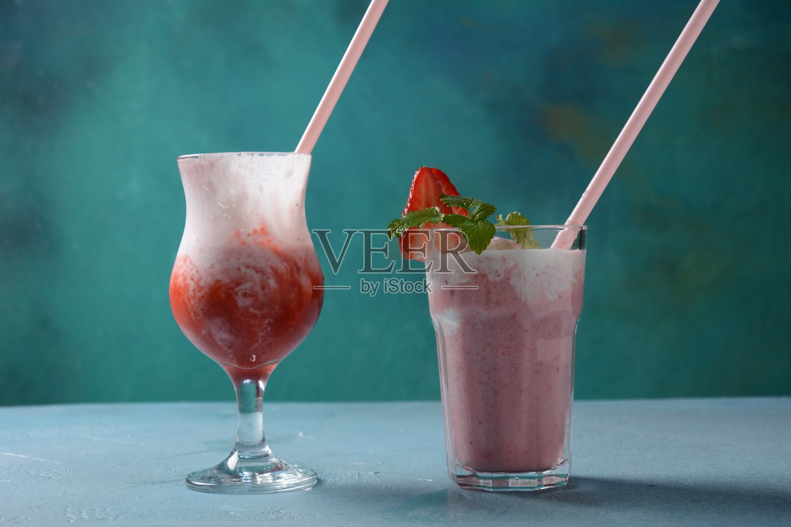 玻璃杯里的草莓冰淇淋夏季甜点照片摄影图片