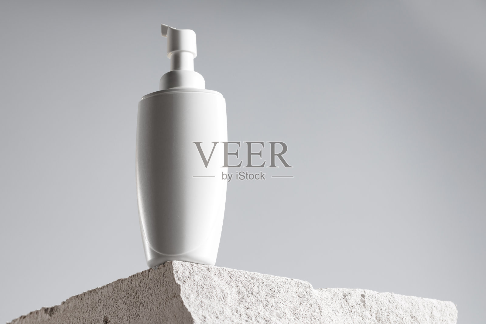 化妆罐在灰色煤渣砖上靠近照片摄影图片