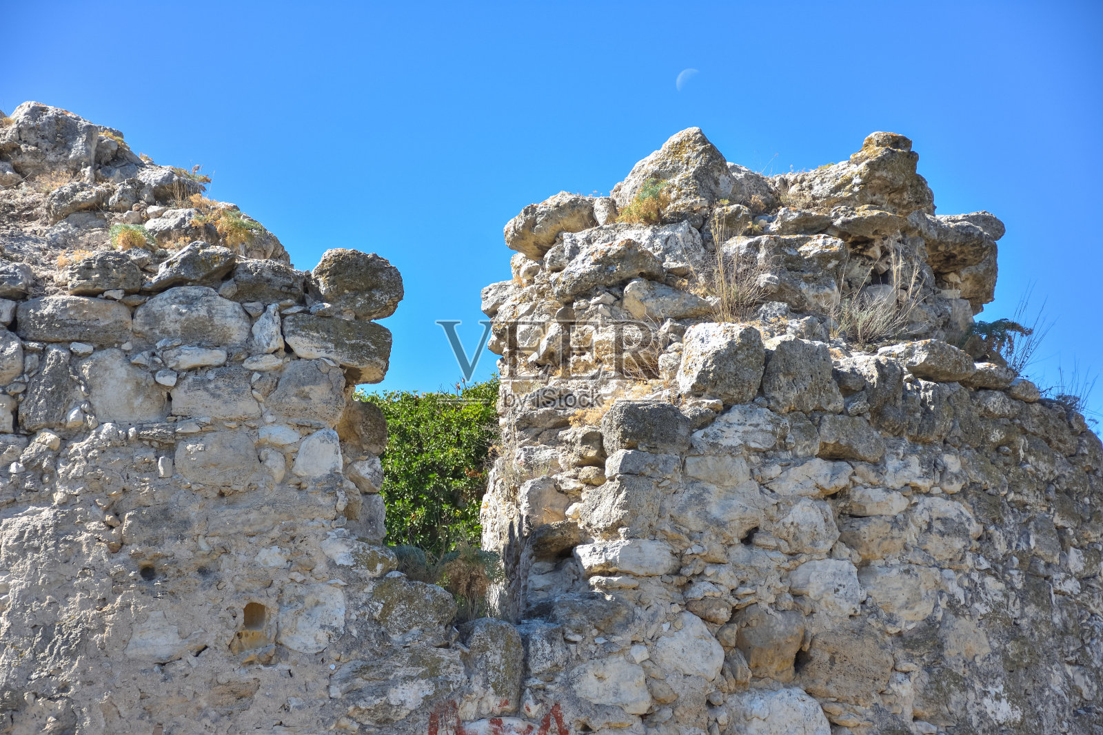 山上堡垒的废墟，一座古老的建筑照片摄影图片