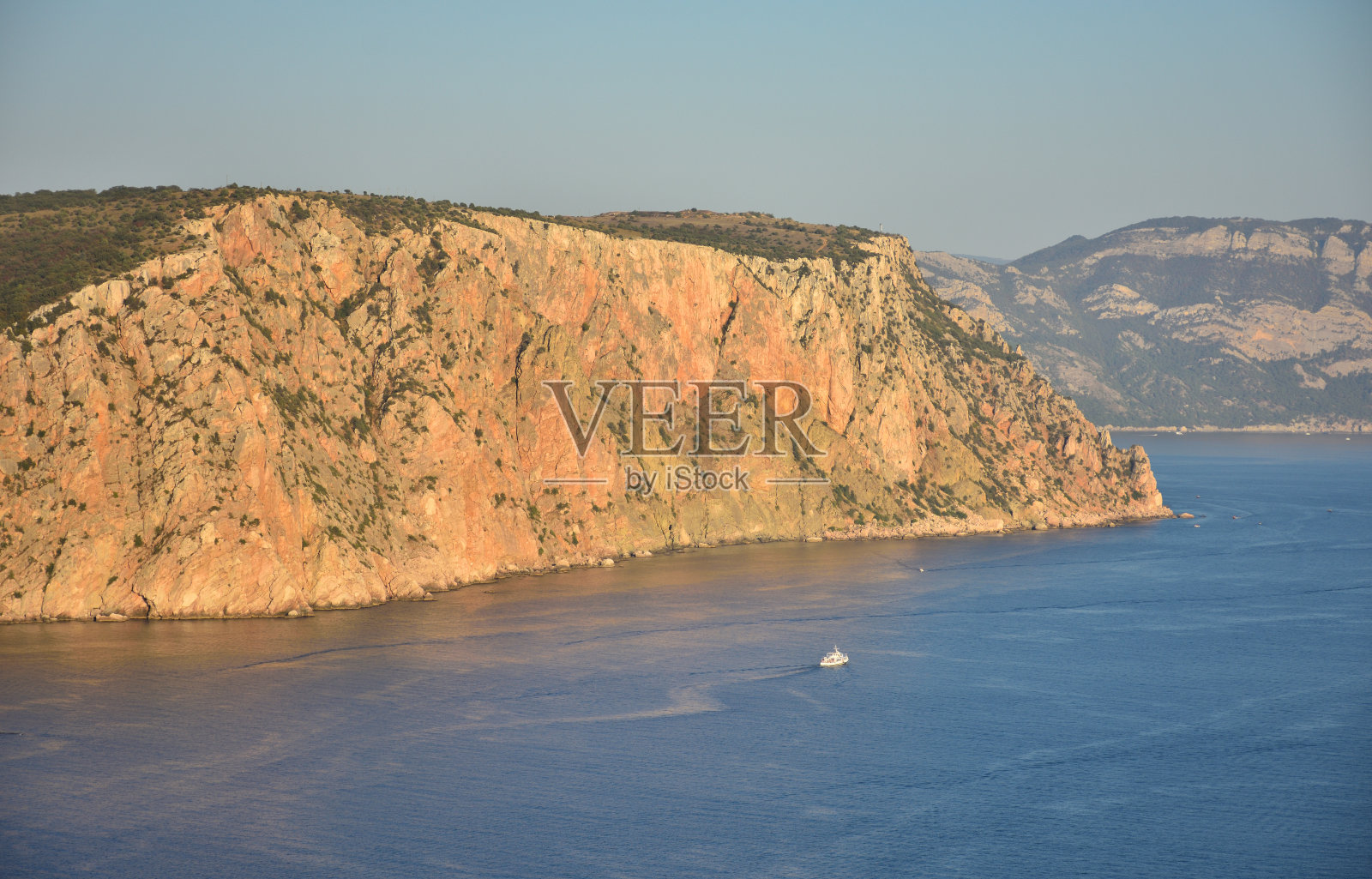 Fiolent角。在夏季晴朗的天气，黑海海岸的美丽景色。鸟瞰图美丽的海岸与绿松石水和岩石照片摄影图片