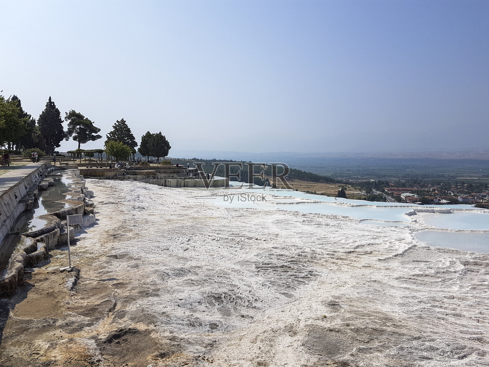 Pamukkale是德尼兹利省的一个自然区域。城市水疗中心由碳酸盐矿物梯田和流动水中留下的钙华组成。照片摄影图片
