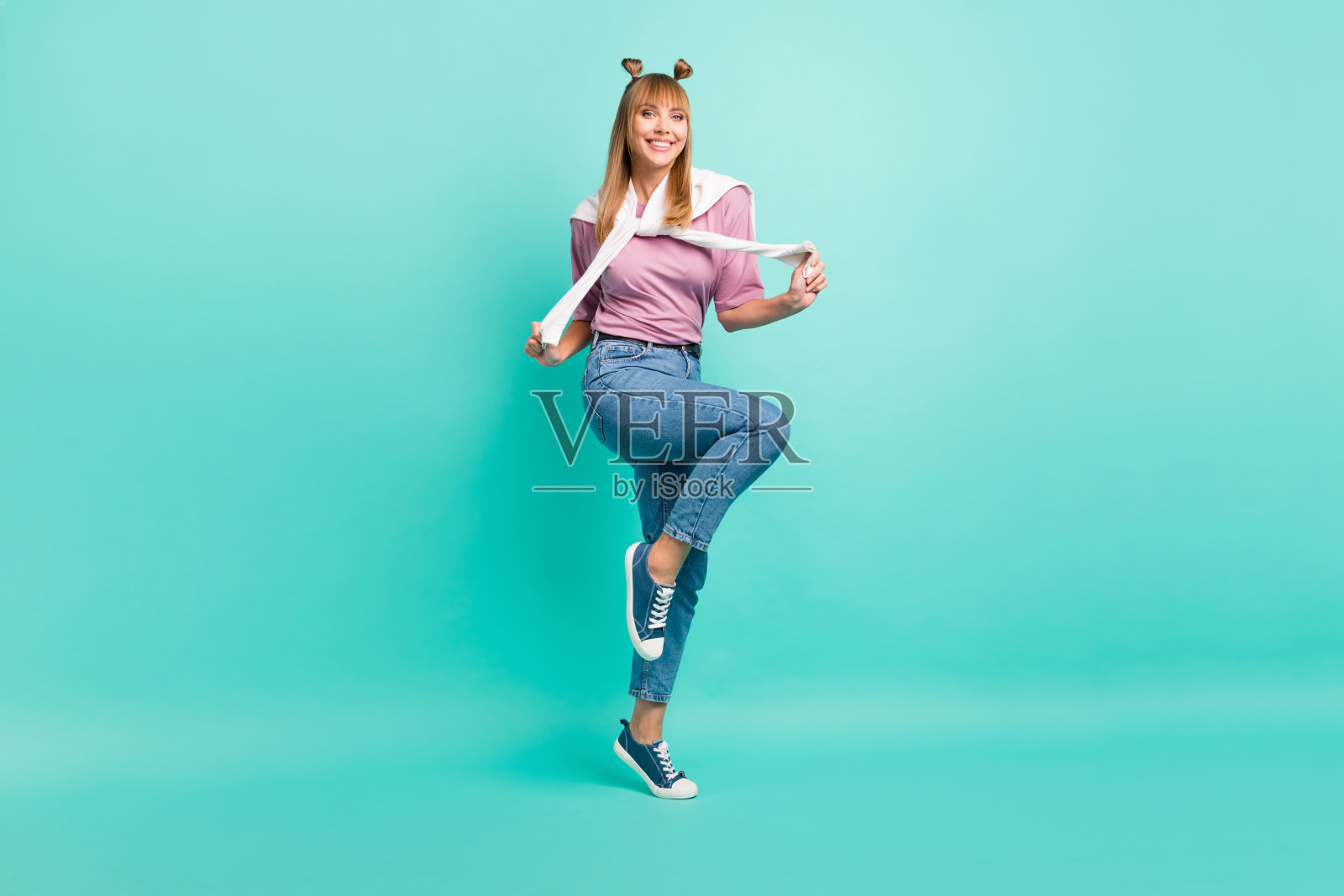 完整的照片年轻迷人的女孩快乐积极的微笑紧身衣孤立在绿松石颜色的背景照片摄影图片