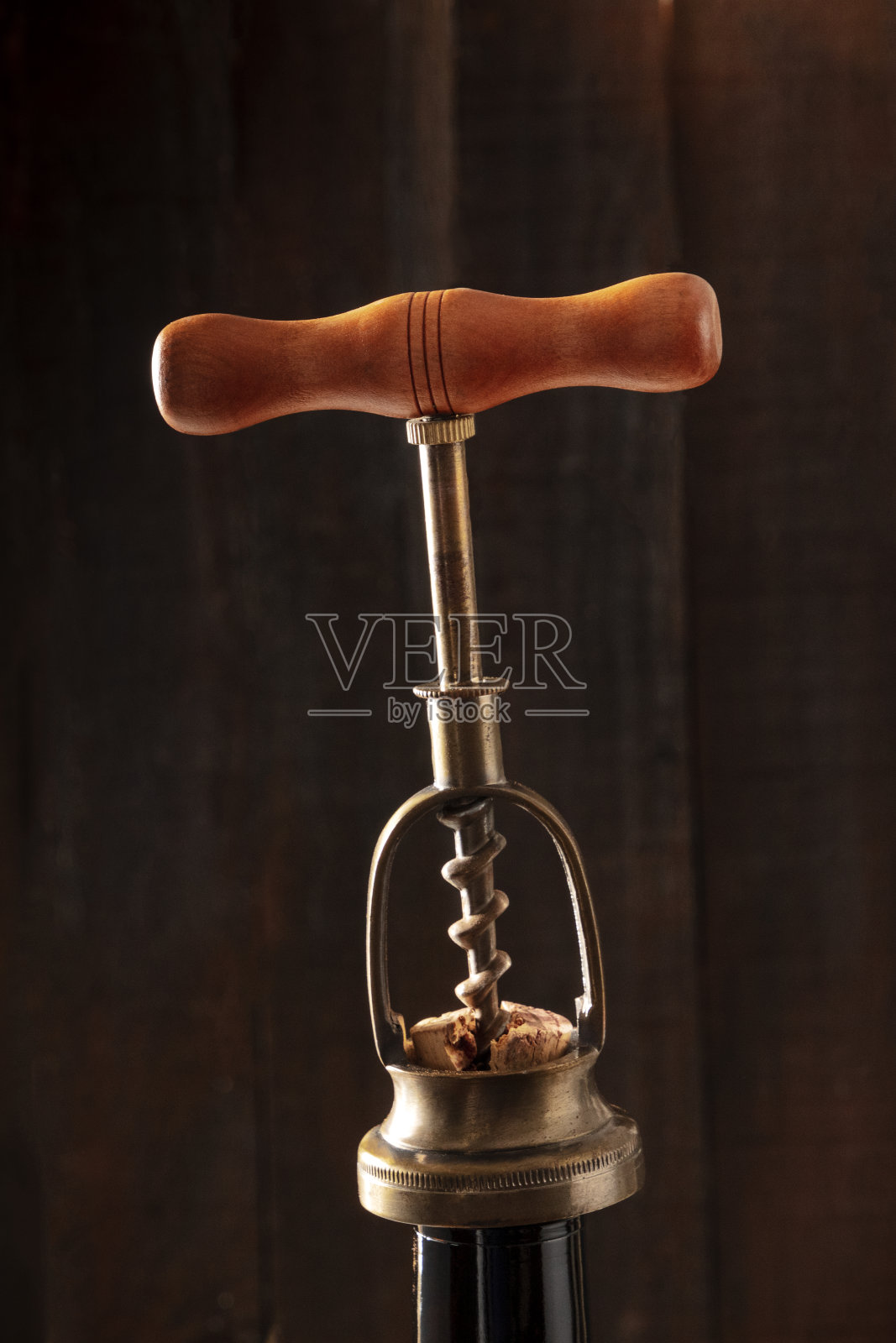 一个老式的开瓶器，从瓶子里拔出软木塞照片摄影图片