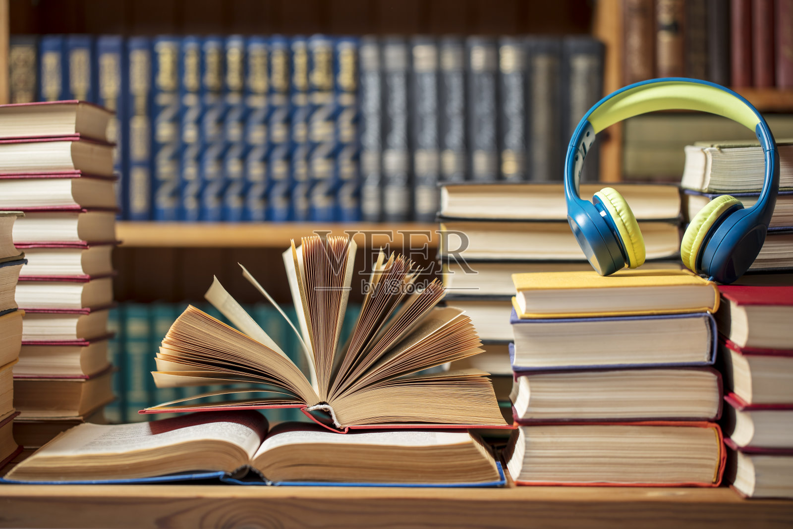有声书概念-耳机与图书在图书馆照片摄影图片