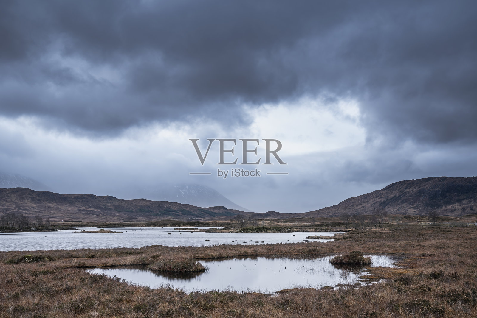 在一个冬天的早晨，苏格兰高地兰诺克荒原上的巴湖史诗般的戏剧性景观图片照片摄影图片