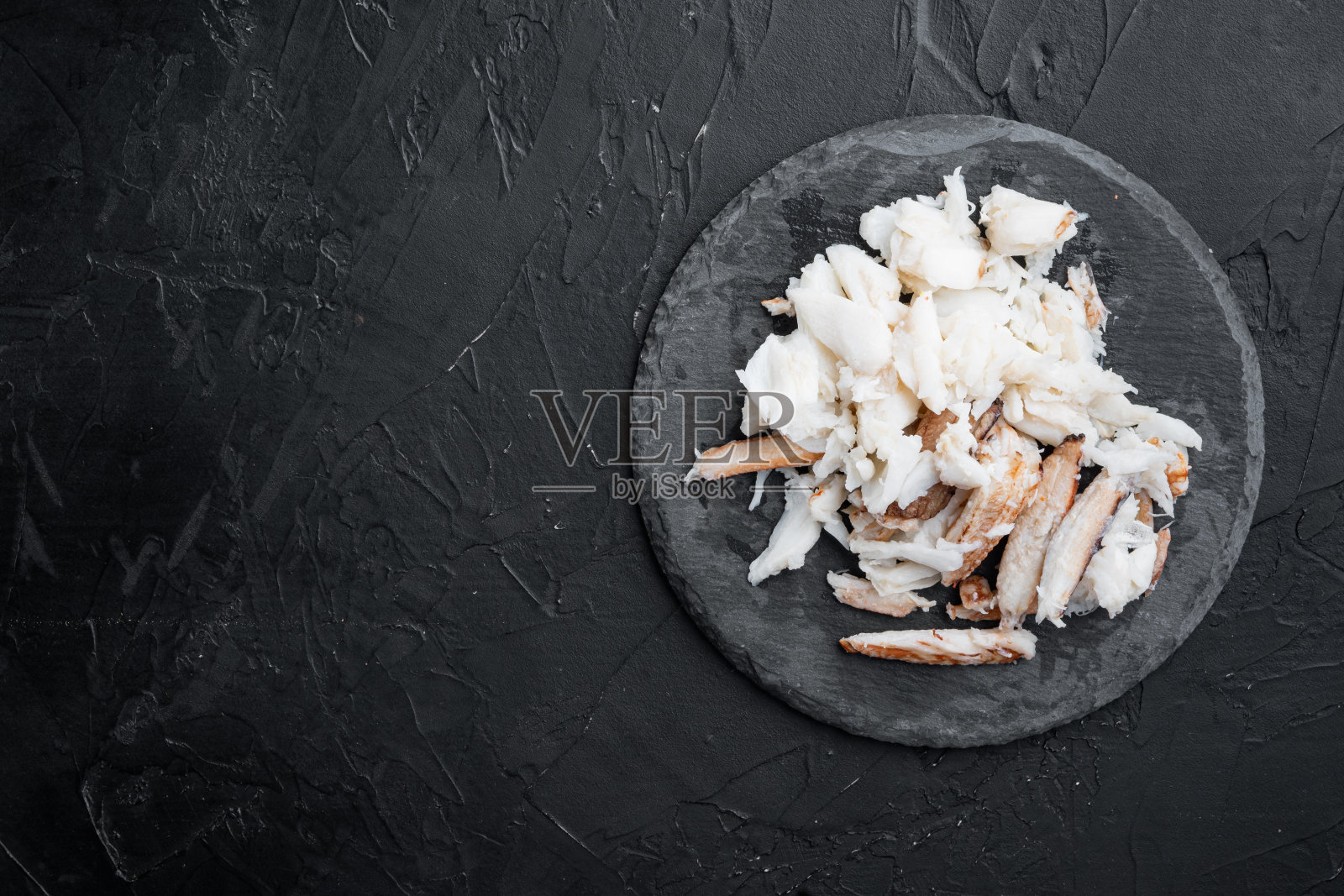 水煮蓝游蟹肉，在黑色的背景，俯视图平铺，与copyspace和文字空间照片摄影图片