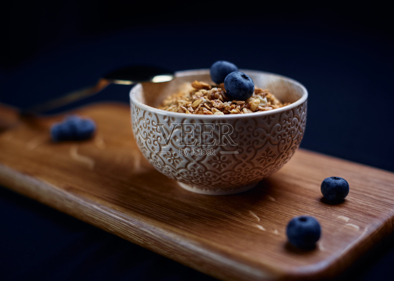 粥与谷物和蓝莓在一个碗和米饭站在一个木架子上的食物照片摄影图片