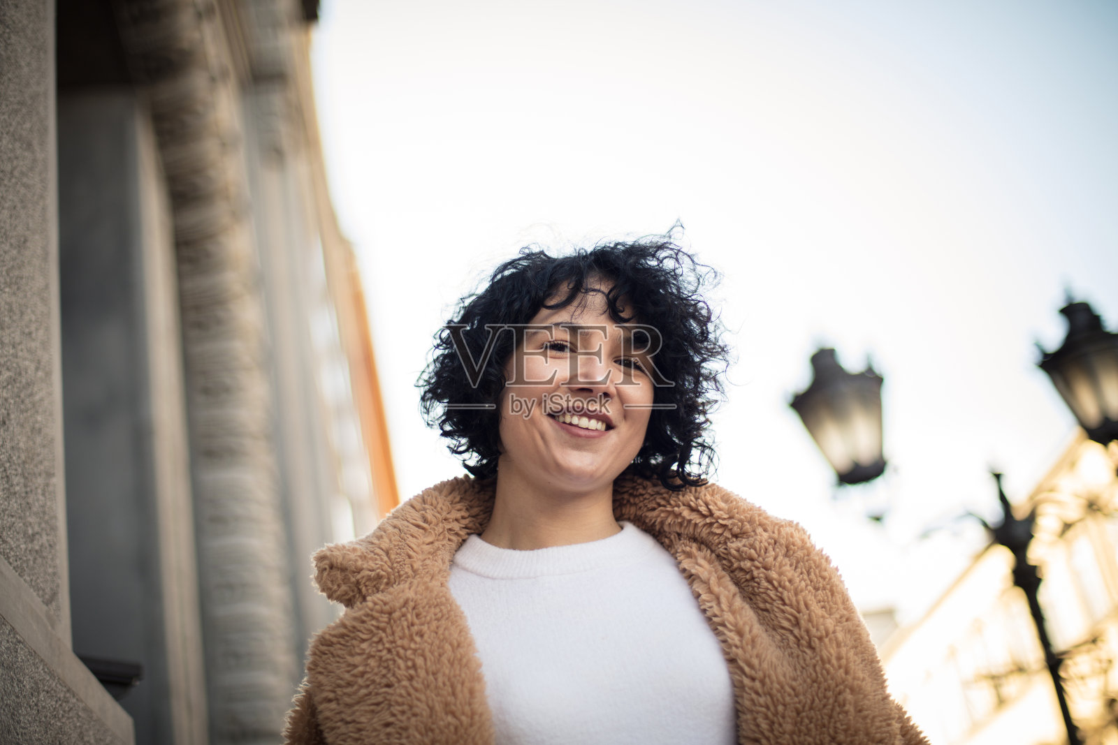 街道上的女性肖像。照片摄影图片