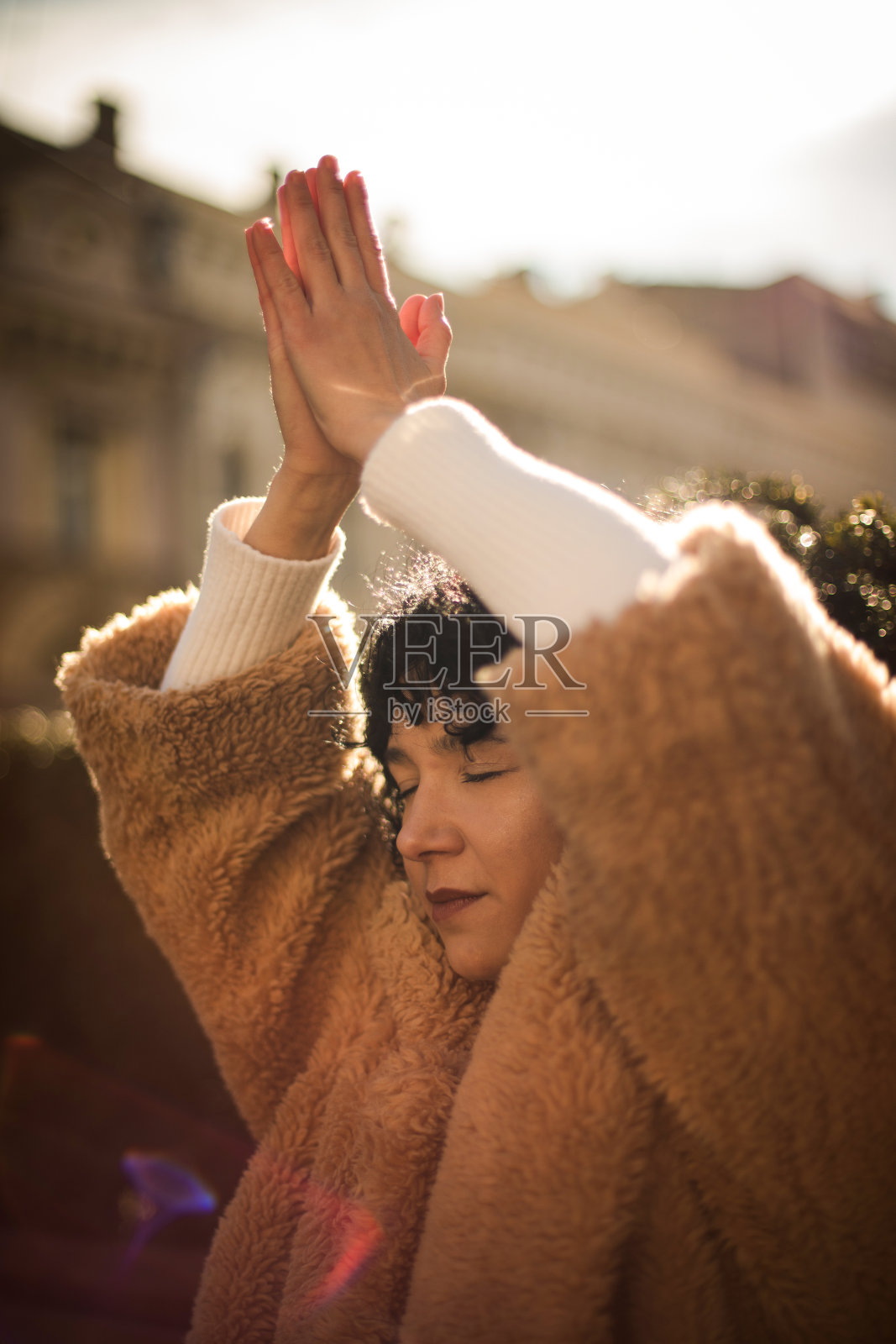 在公园里沉思的女人。专注在手边。照片摄影图片