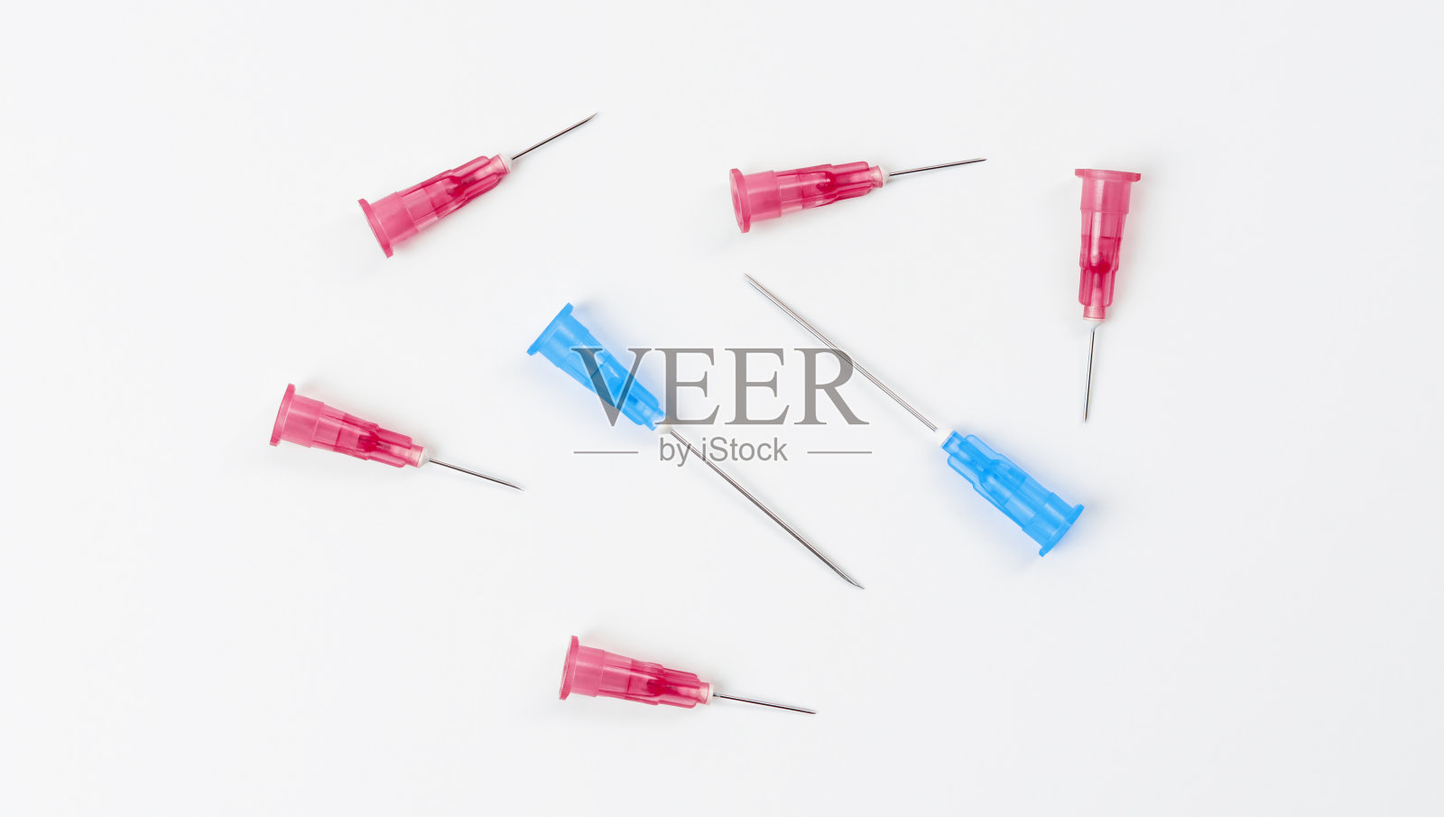 注射器上的红色和蓝色针头。疫苗和健康概念。对毒品上瘾。照片摄影图片