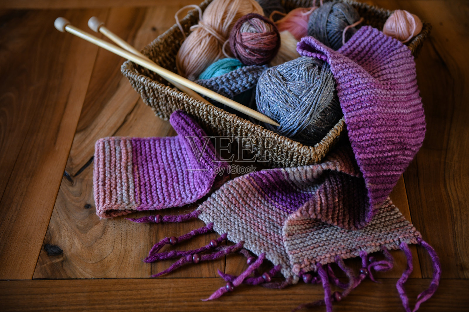 编织用篮子(线、针)辅料及围巾照片摄影图片