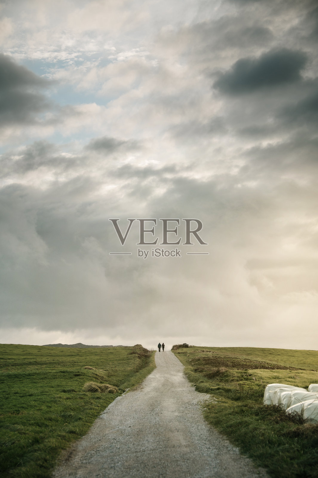 日落时的土路照片摄影图片