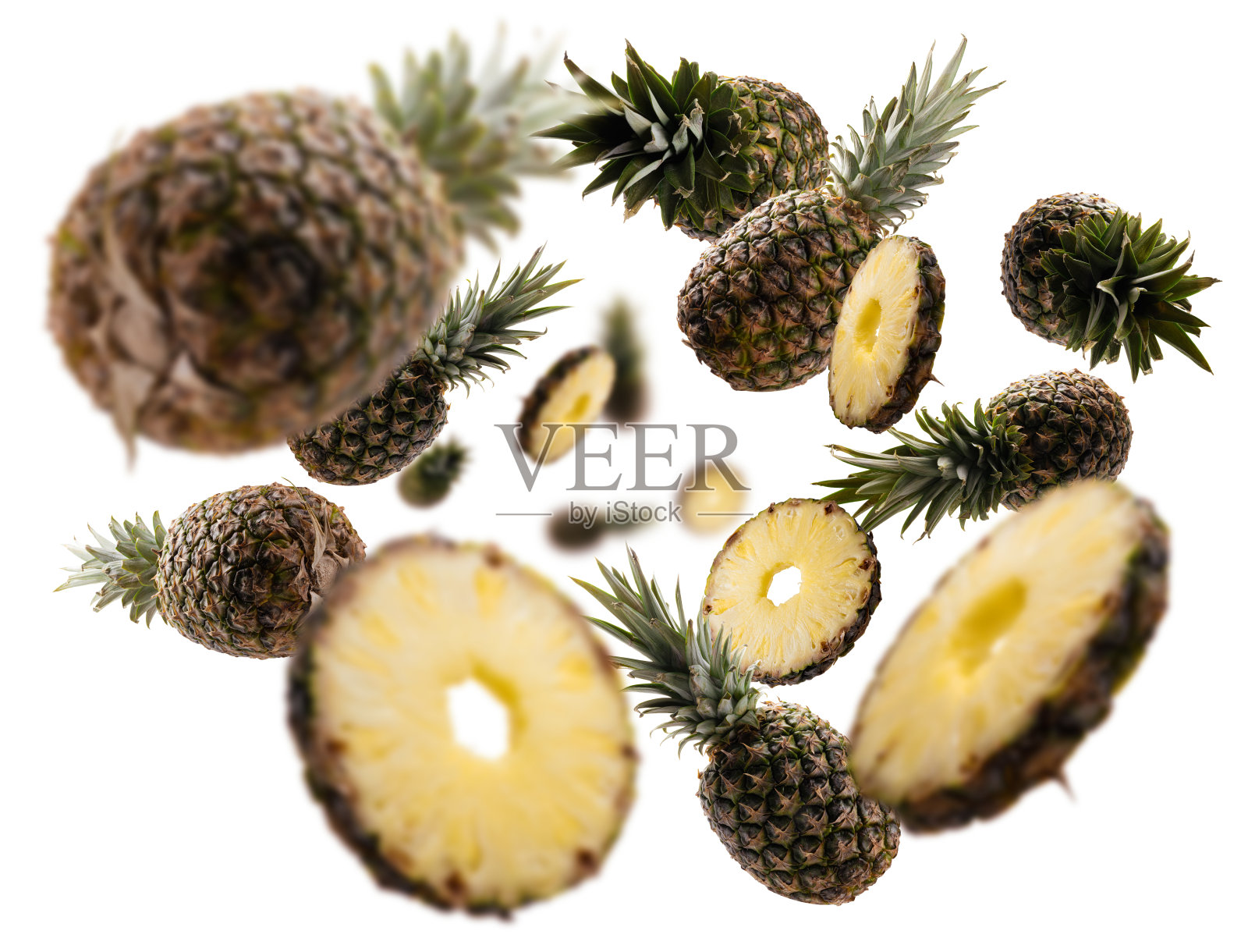 成熟的菠萝漂浮在白色的背景上照片摄影图片