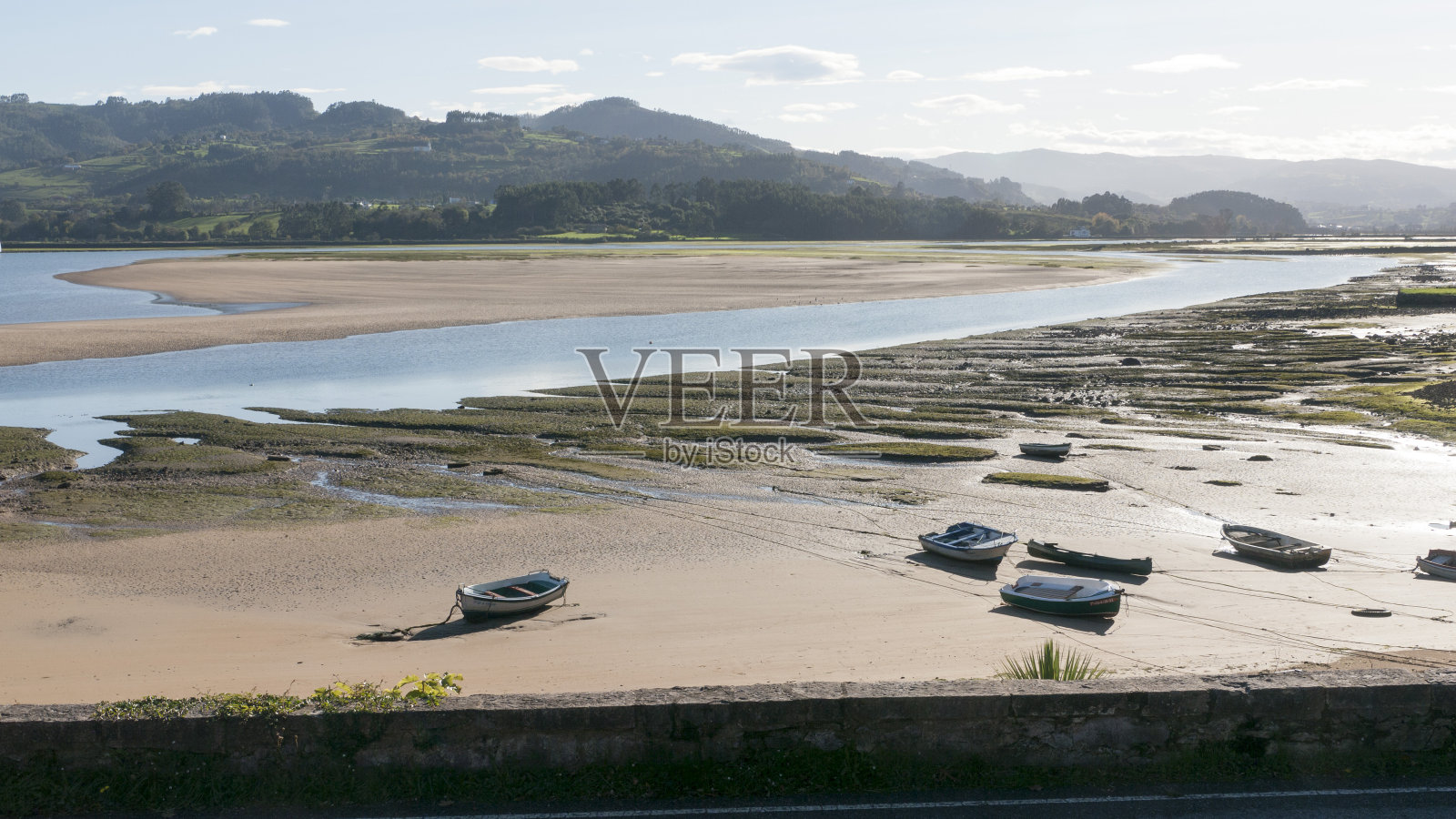 船在沙滩上照片摄影图片