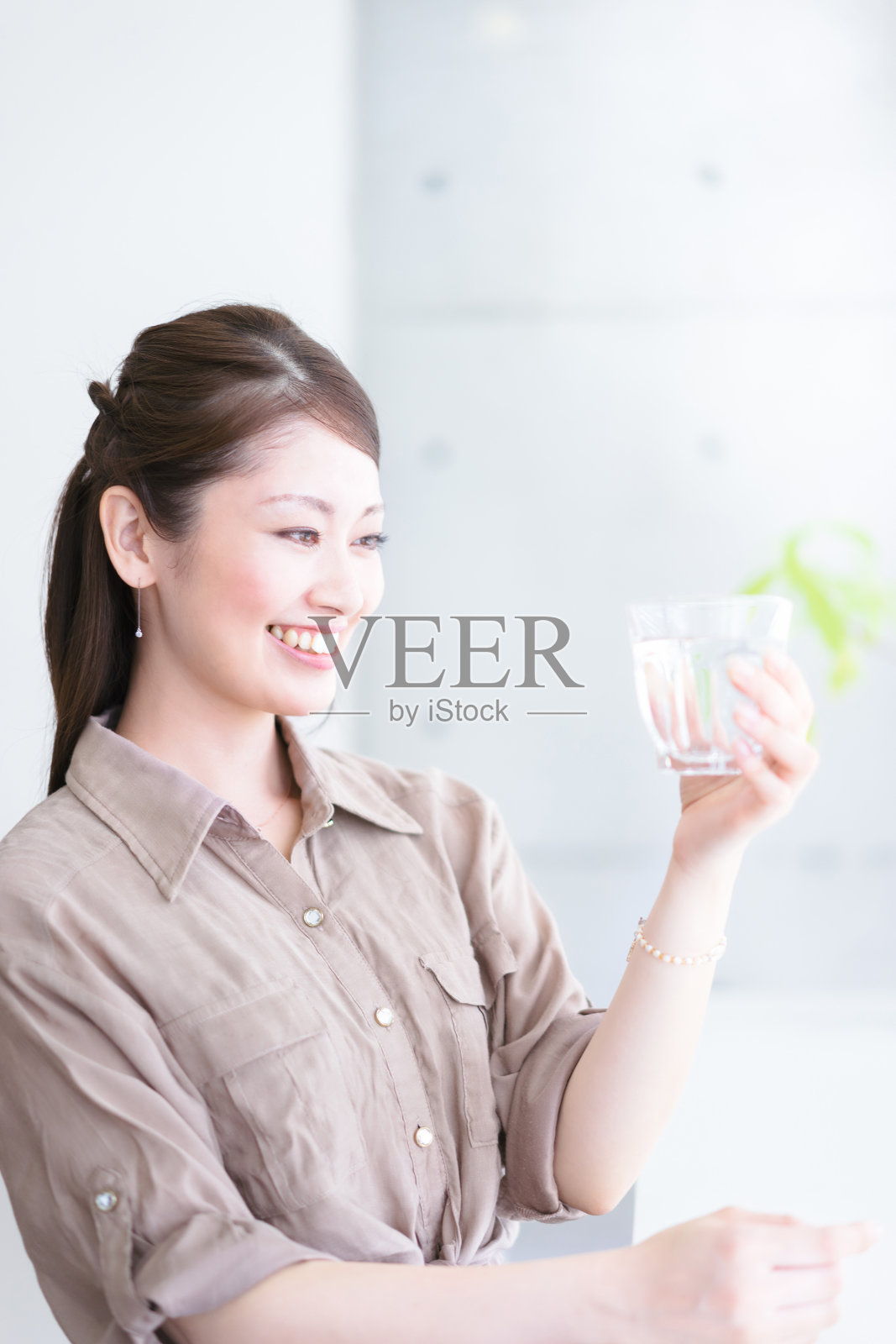 喝水的年轻女子(喝水的图像)照片摄影图片