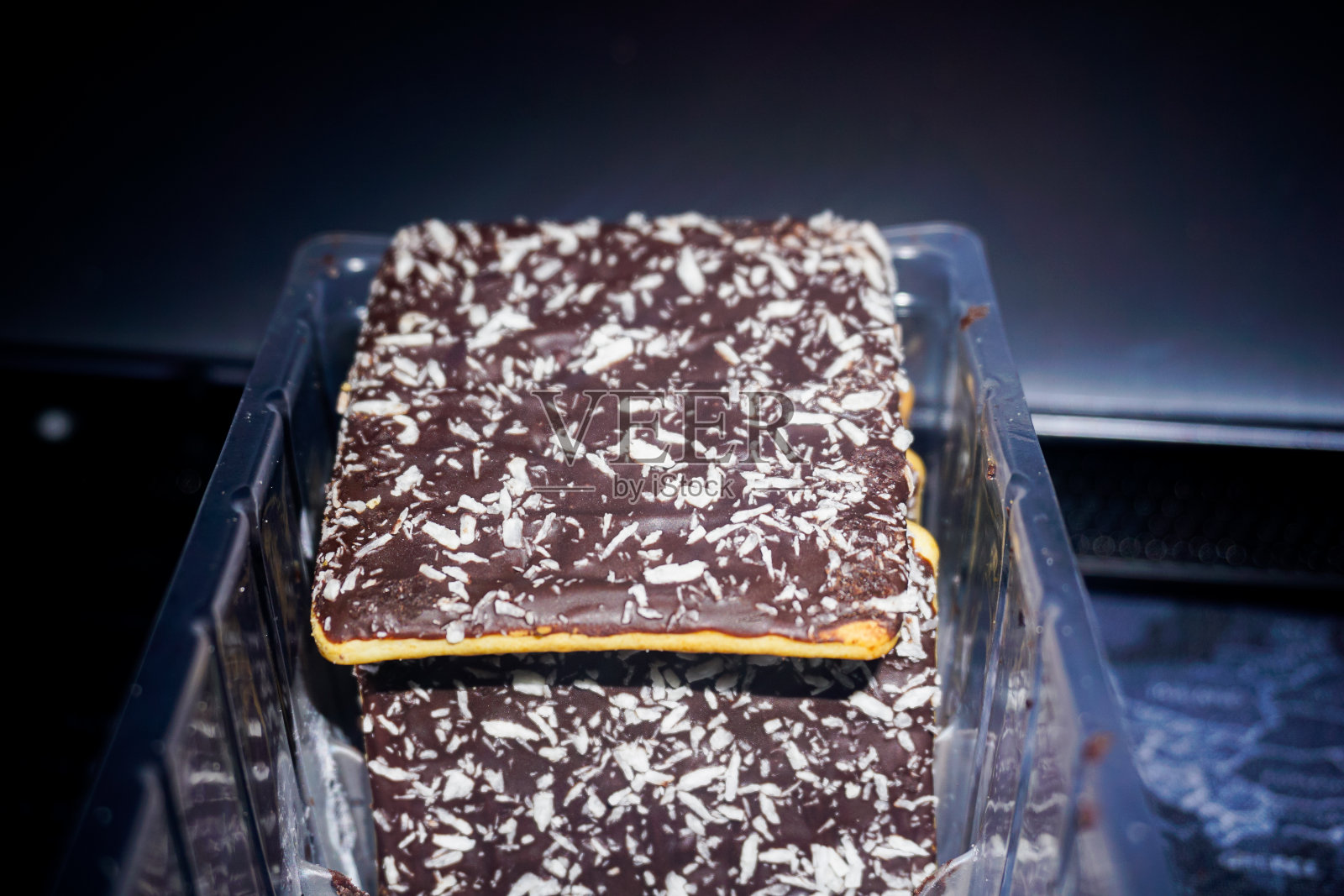 上面有椰子巧克力饼干照片摄影图片