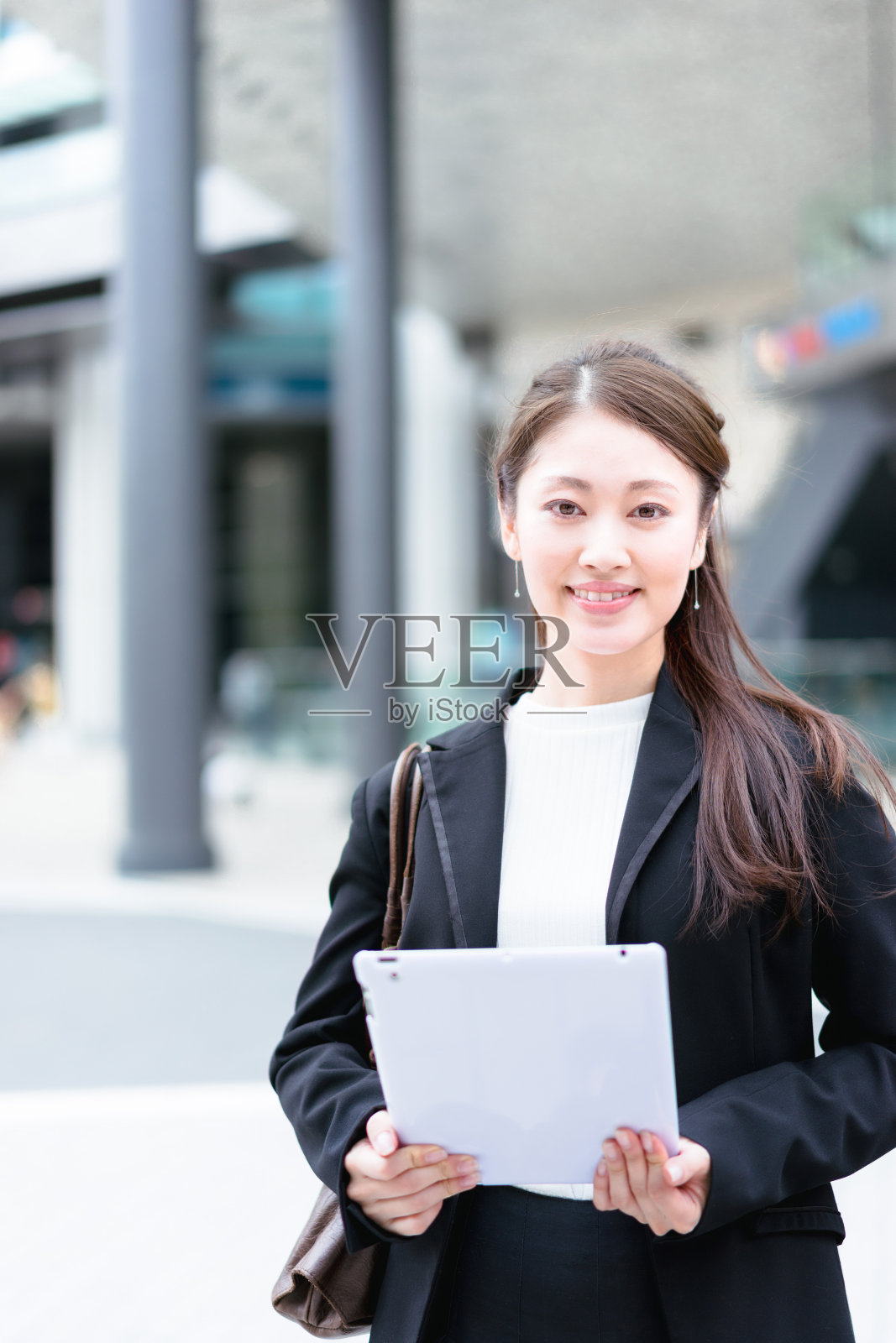 年轻女子平板电脑(商业形象)照片摄影图片
