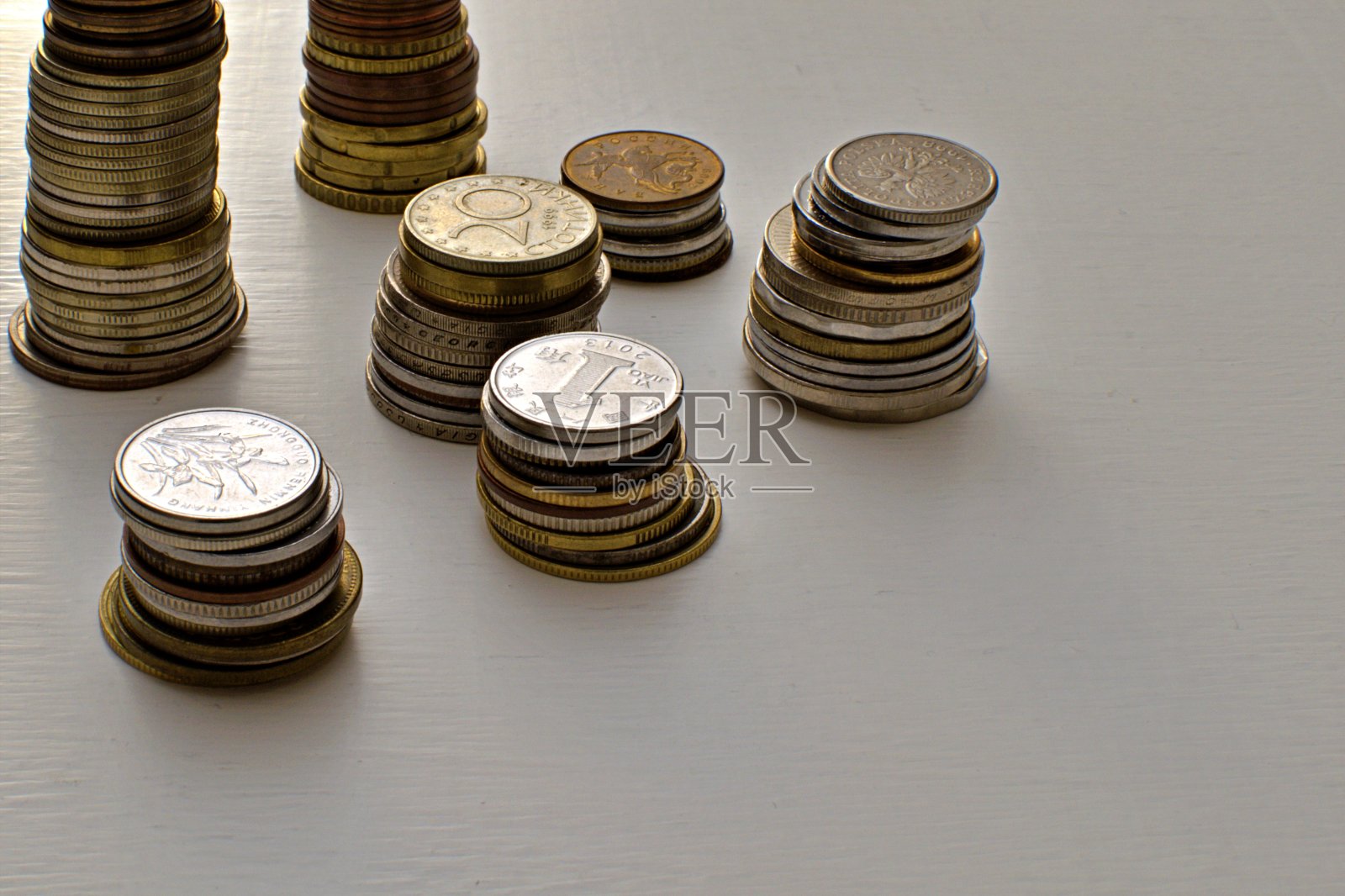 不同国家和面额的硬币照片摄影图片