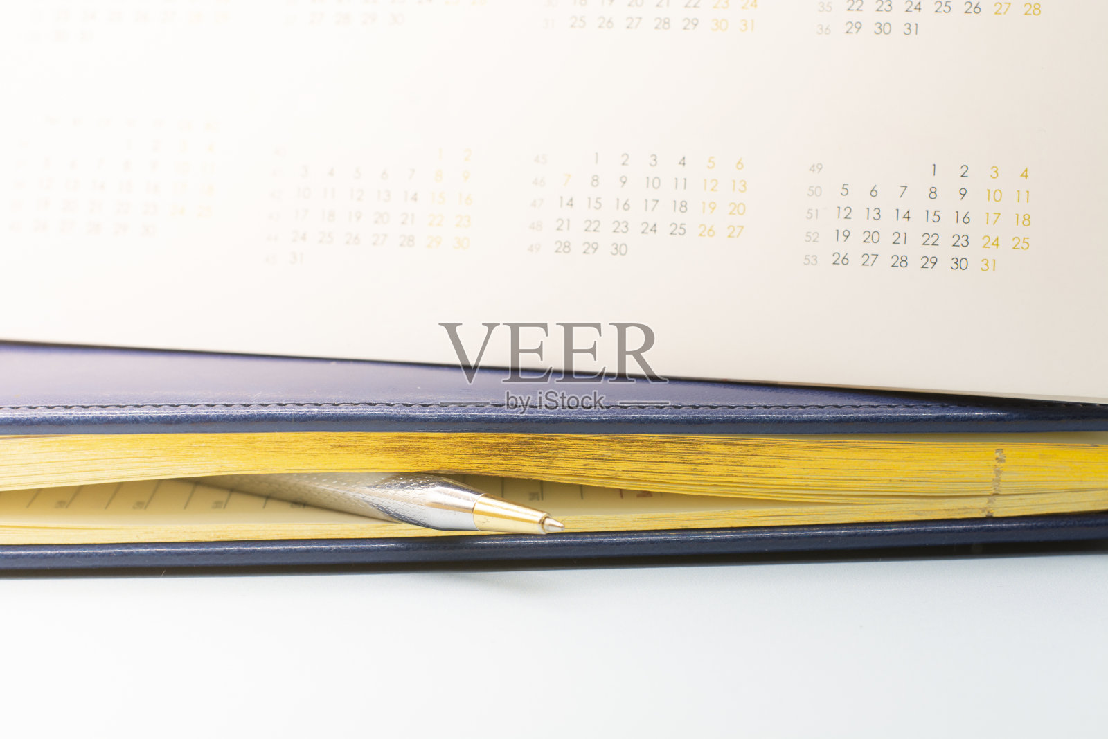 深蓝色的皮革笔记本和一支笔。为商务会议做准备。经营理念照片摄影图片