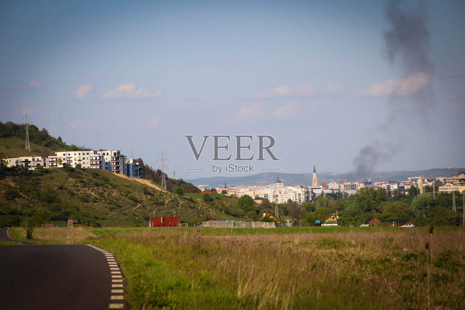 从马路上看外面的城市，你可以看到天空中冒烟照片摄影图片