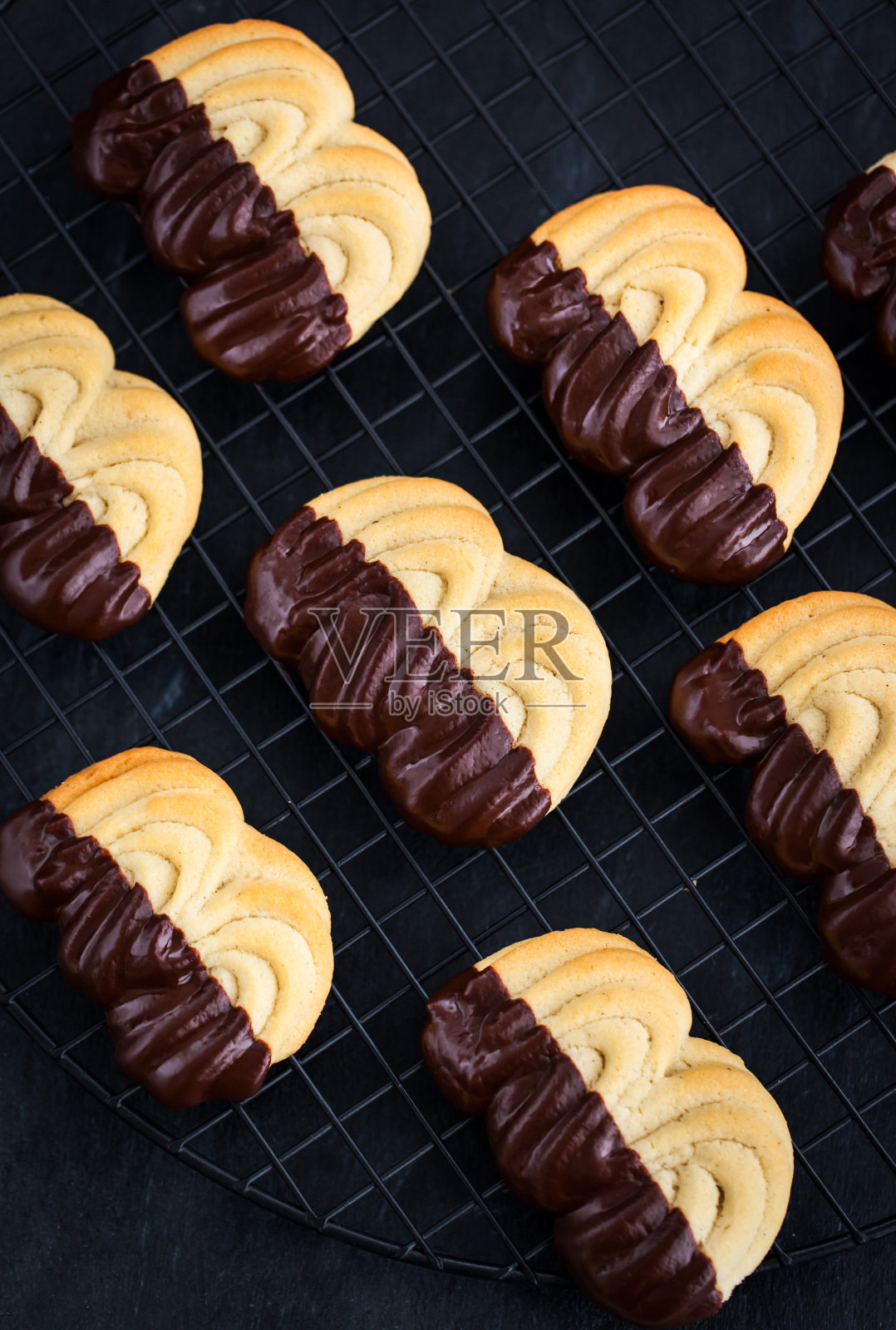 在黑色背景上自制巧克力酥饼照片摄影图片