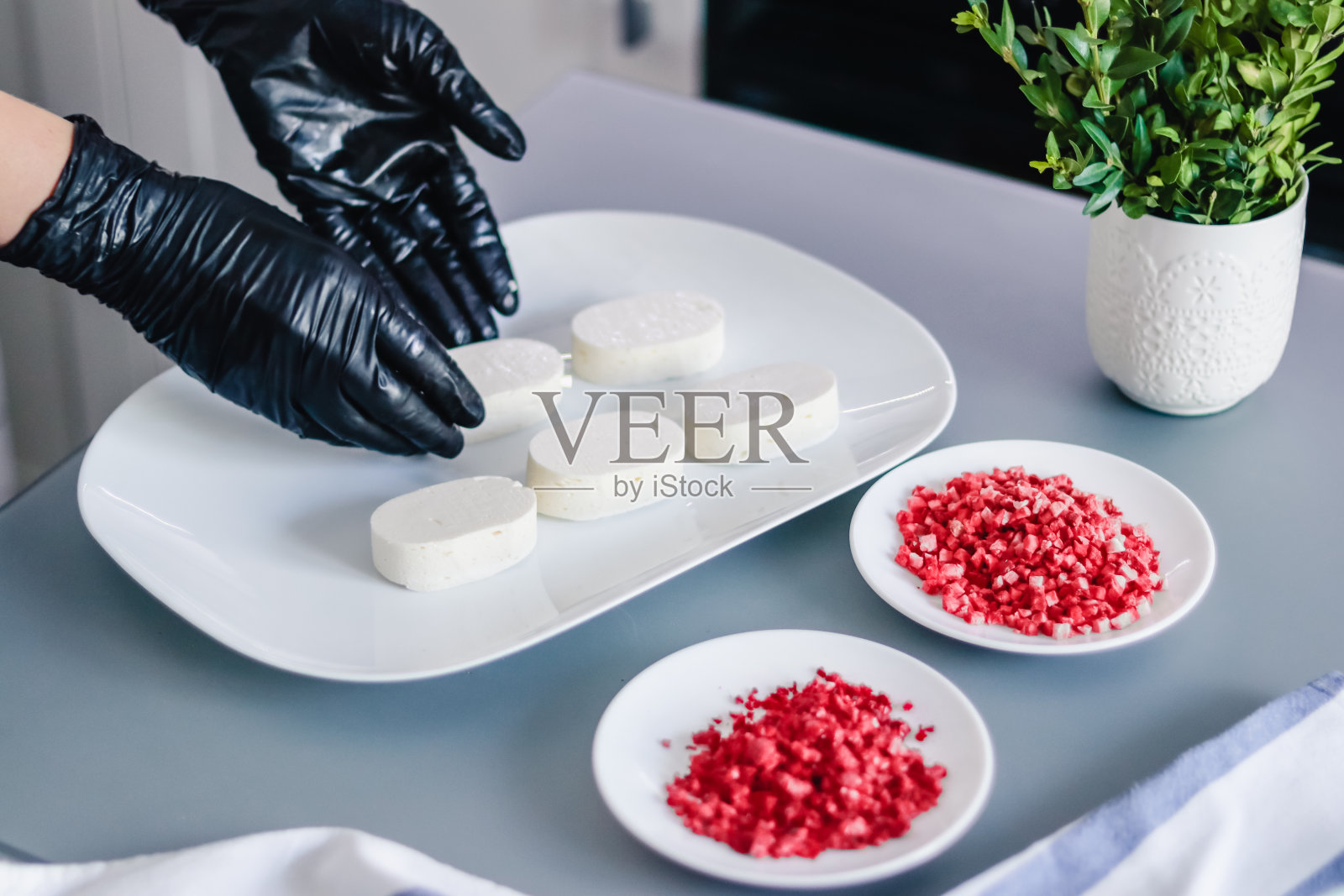 糕点师用冻干的覆盆子和草莓来装饰火鸡的牛奶蛋奶酥蛋糕照片摄影图片