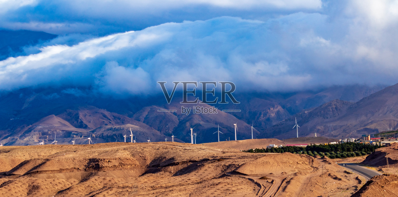 沙漠中的道路照片摄影图片