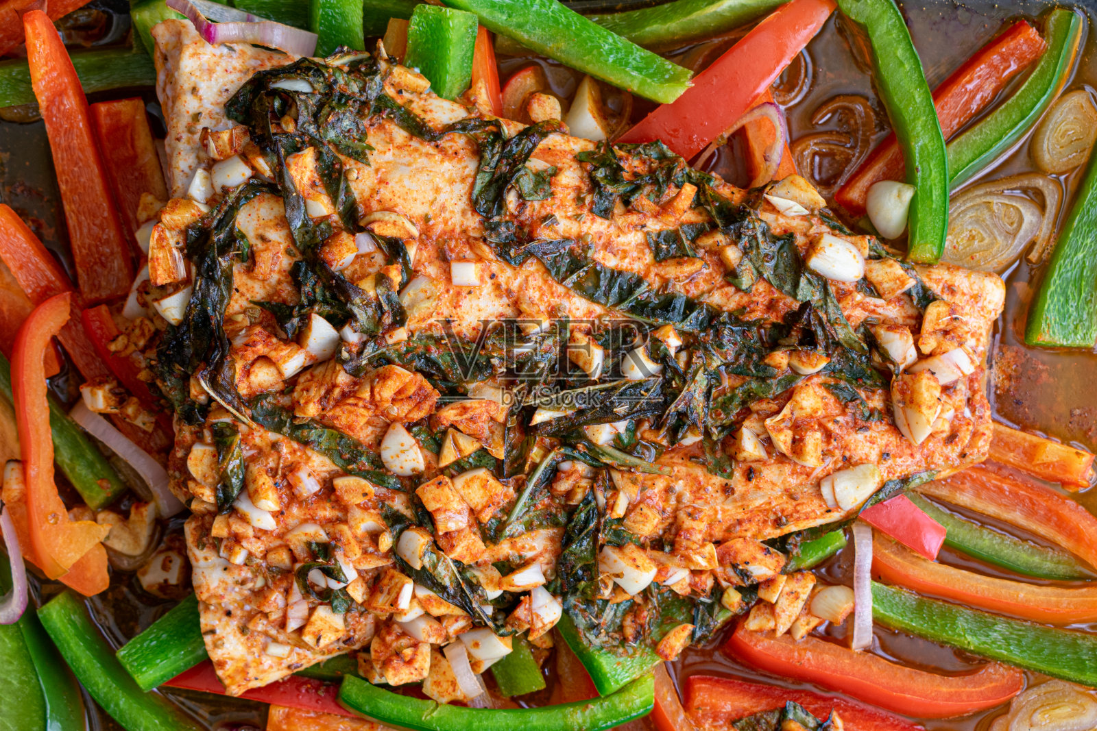 大蒜罗勒烤比目鱼照片摄影图片