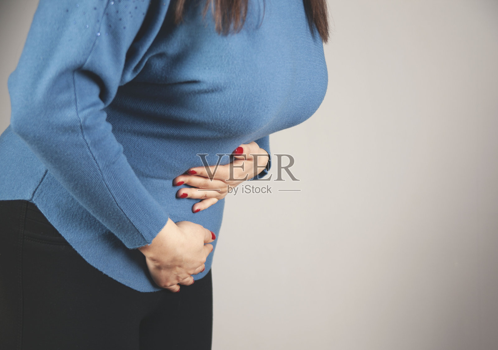 女人手在痛肚子照片摄影图片