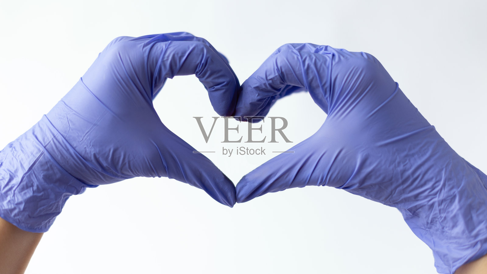 手在医用手套显示心脏。照片摄影图片