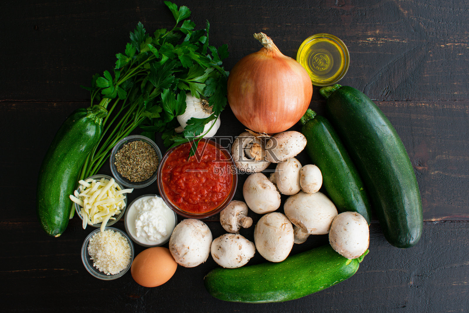 蘑菇西葫芦千层面卷配料照片摄影图片