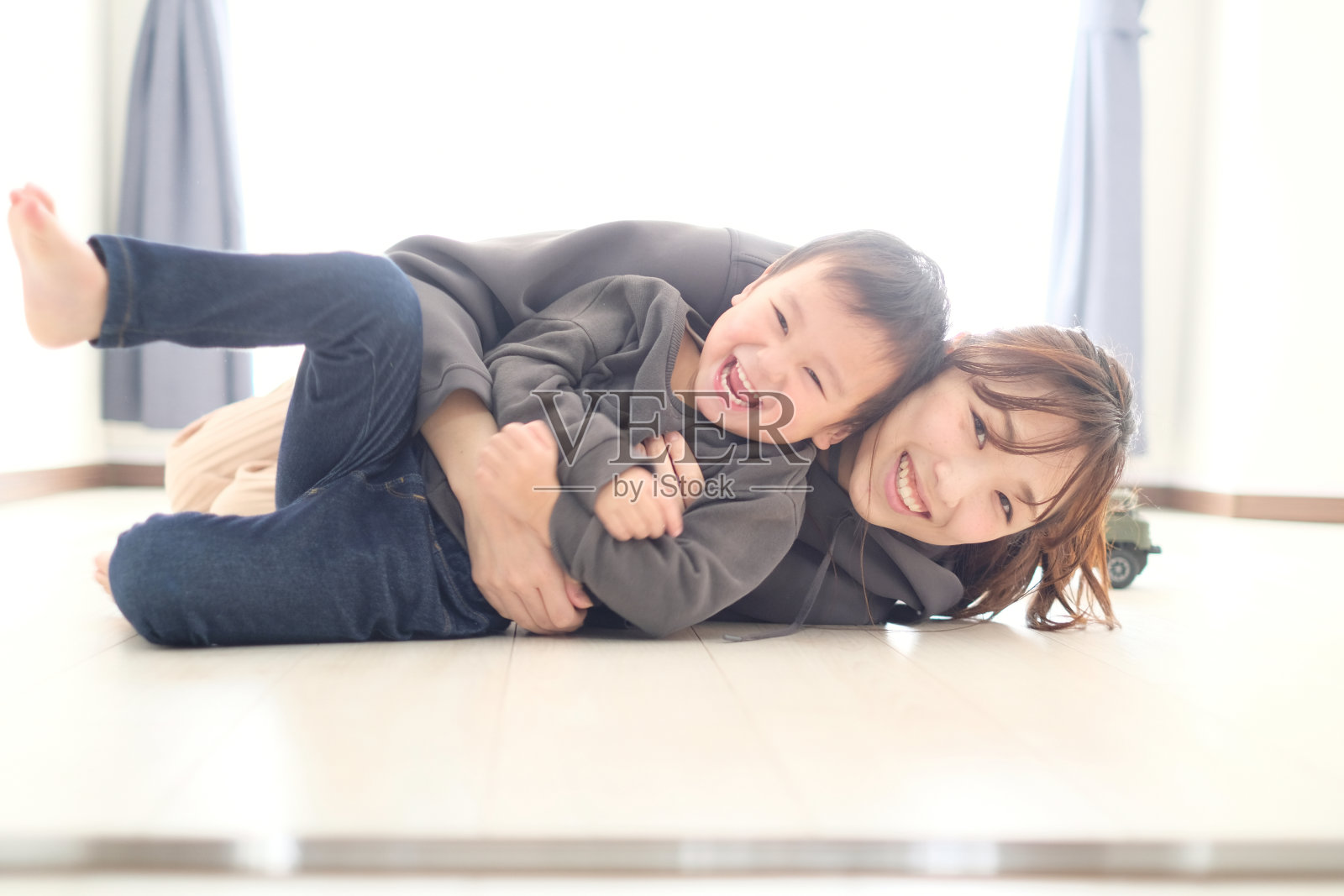 母亲和儿子在家里玩耍的肖像照片摄影图片