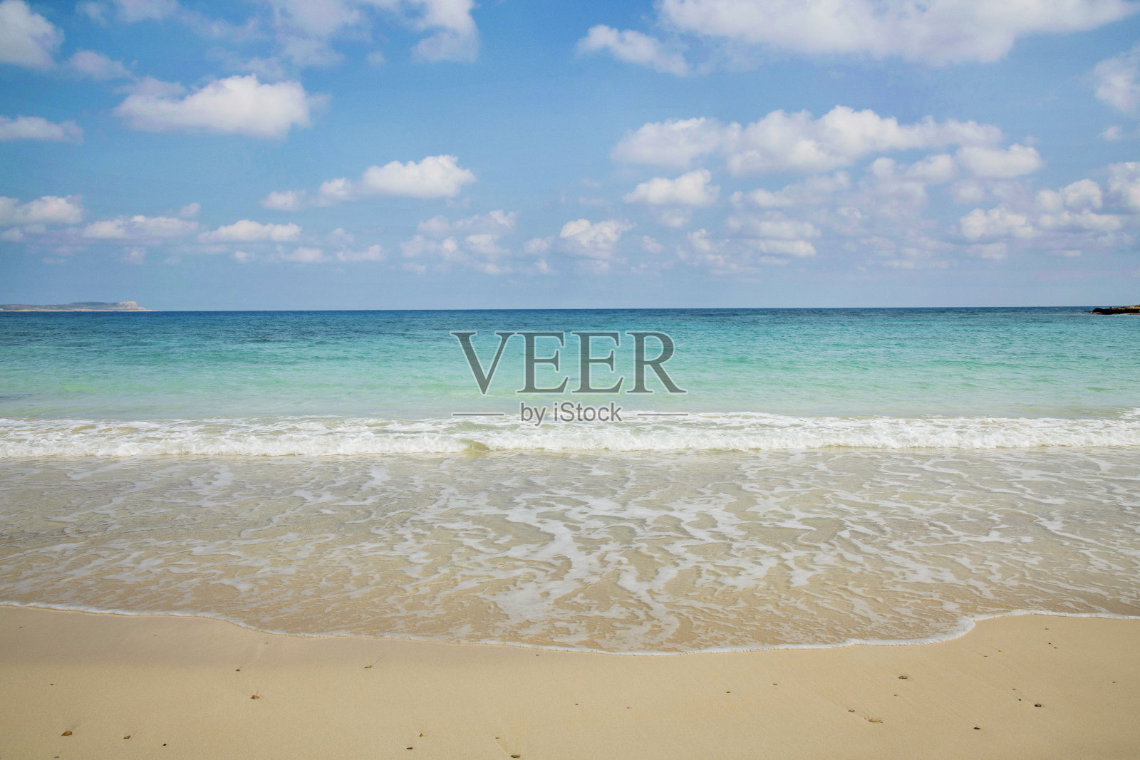 塞浦路斯阿伊亚纳帕的标志性海上旅游景点Makronisos湾与金色沙滩。在绿松石海水中游泳，放松和日光浴照片摄影图片