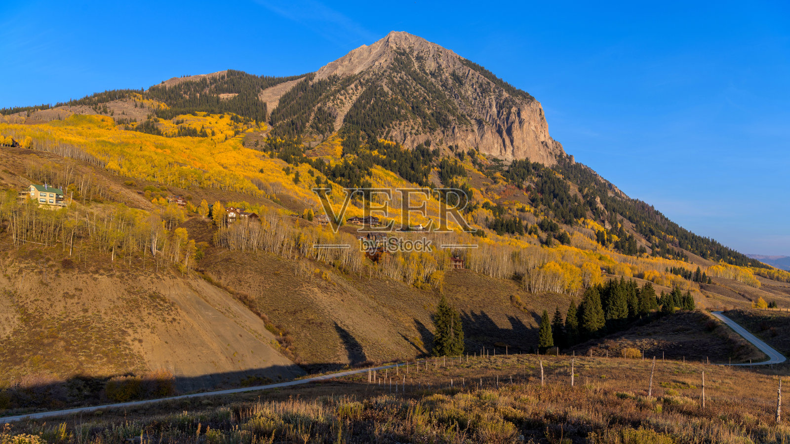 峰丘-近距离观看峰丘在一个金色的秋天傍晚。美国科罗拉多州。照片摄影图片