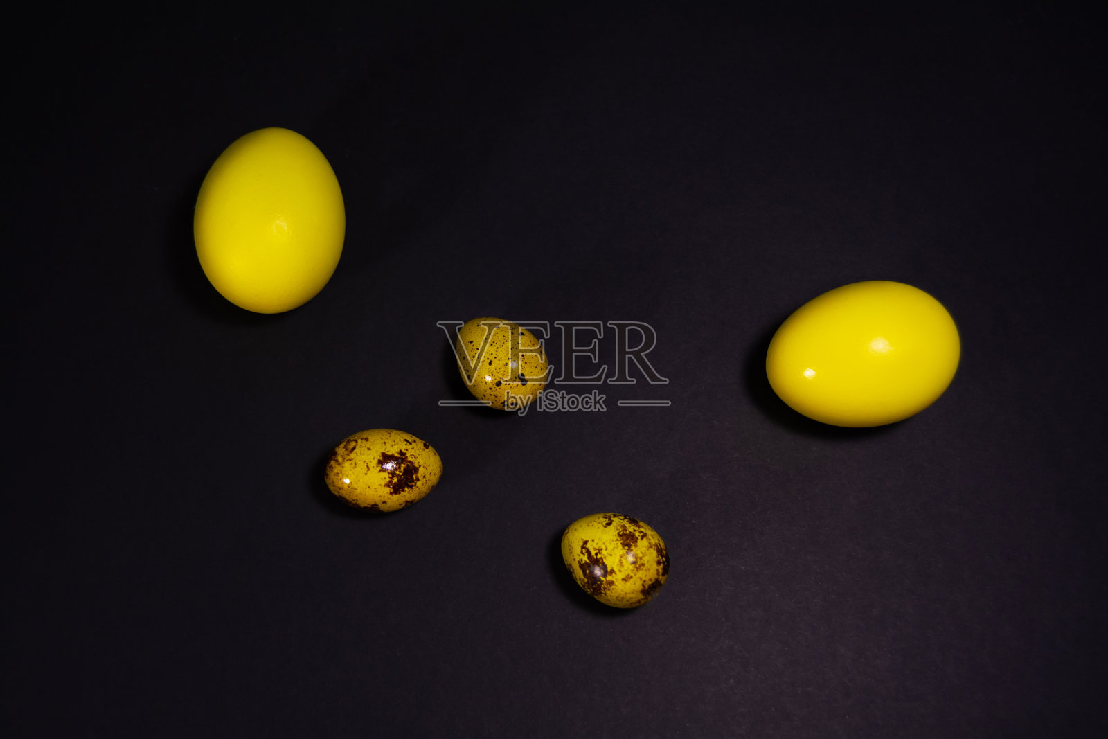 黑色背景上的复活节彩蛋照片摄影图片