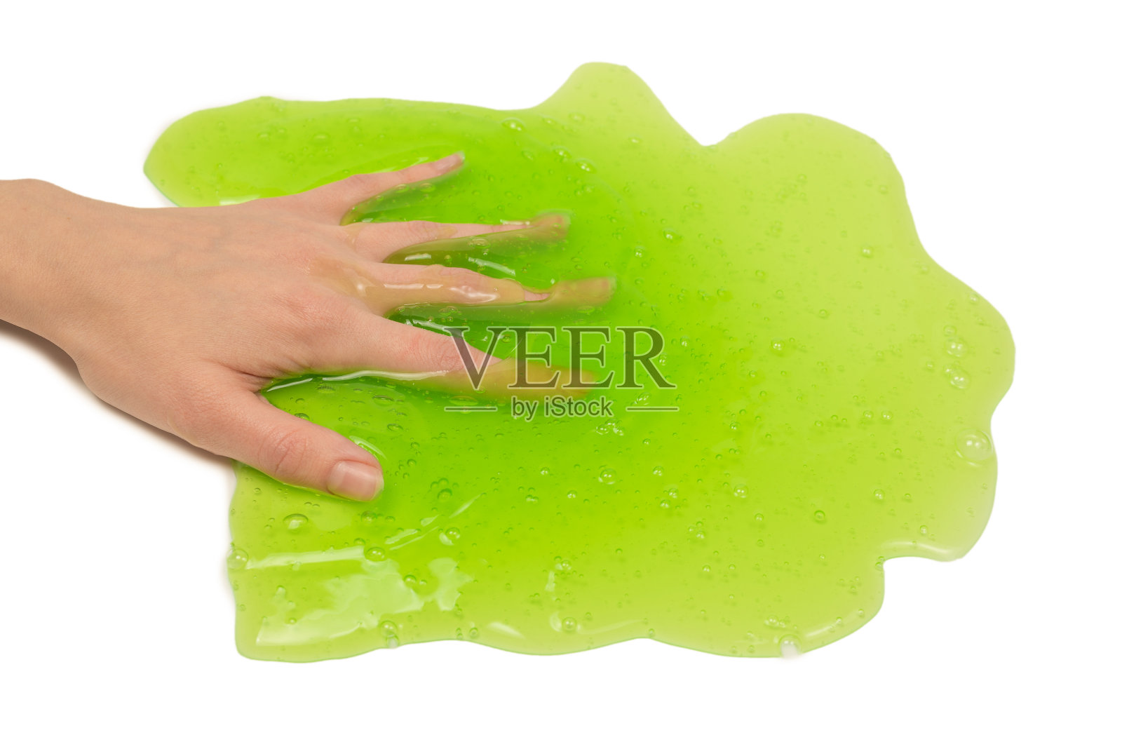 绿色黏液玩具在女人的手孤立在白色的背景。照片摄影图片