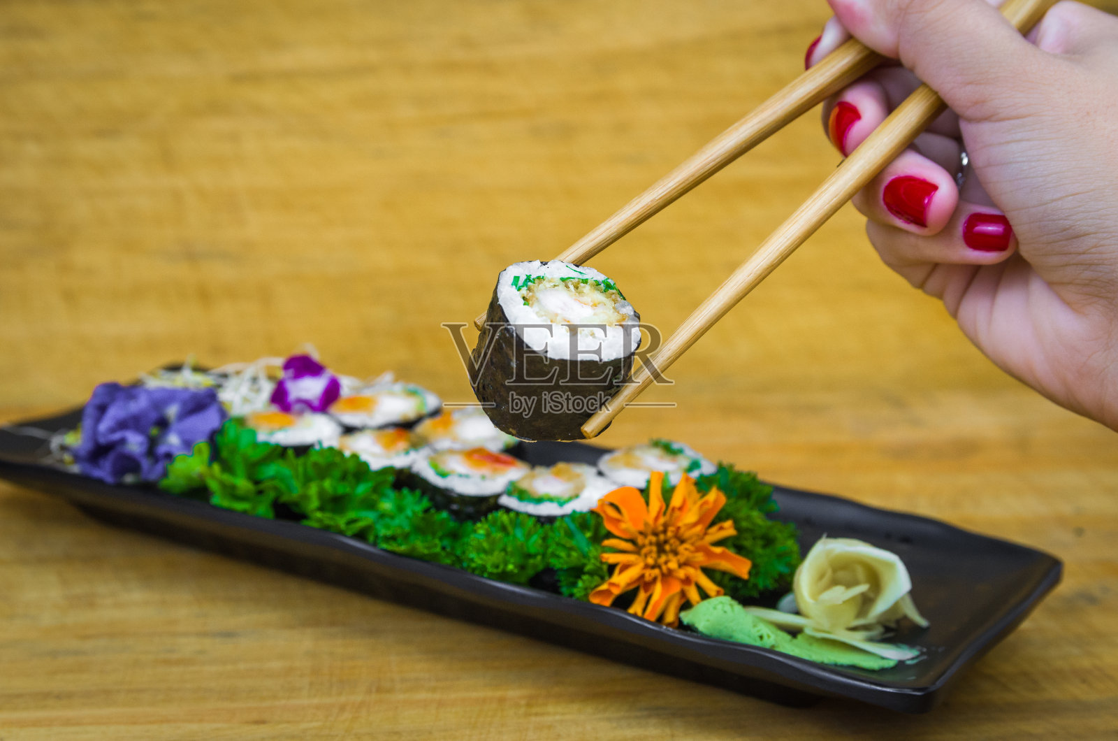 完美的寿司，传统的日本料理。照片摄影图片