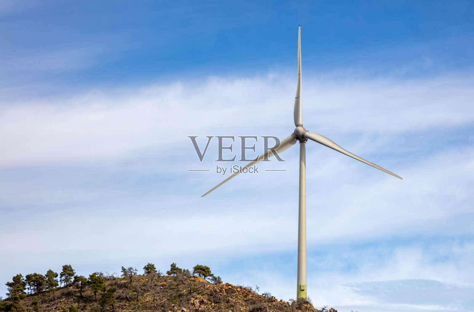 风力涡轮机，岩石山上的可再生能源。照片摄影图片