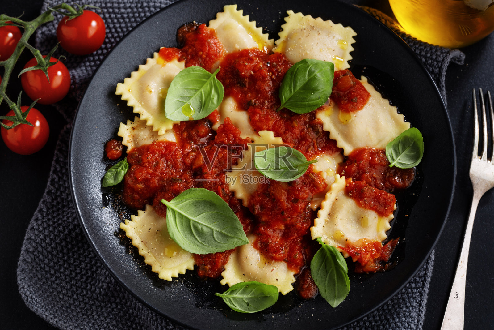 盛有番茄酱的意大利馄饨照片摄影图片