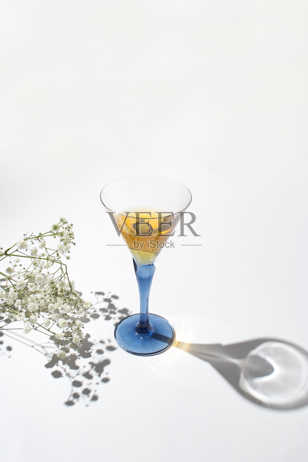 用一块玻璃和一束白花创作的作品。情人节或妇女节的背景设计。照片摄影图片